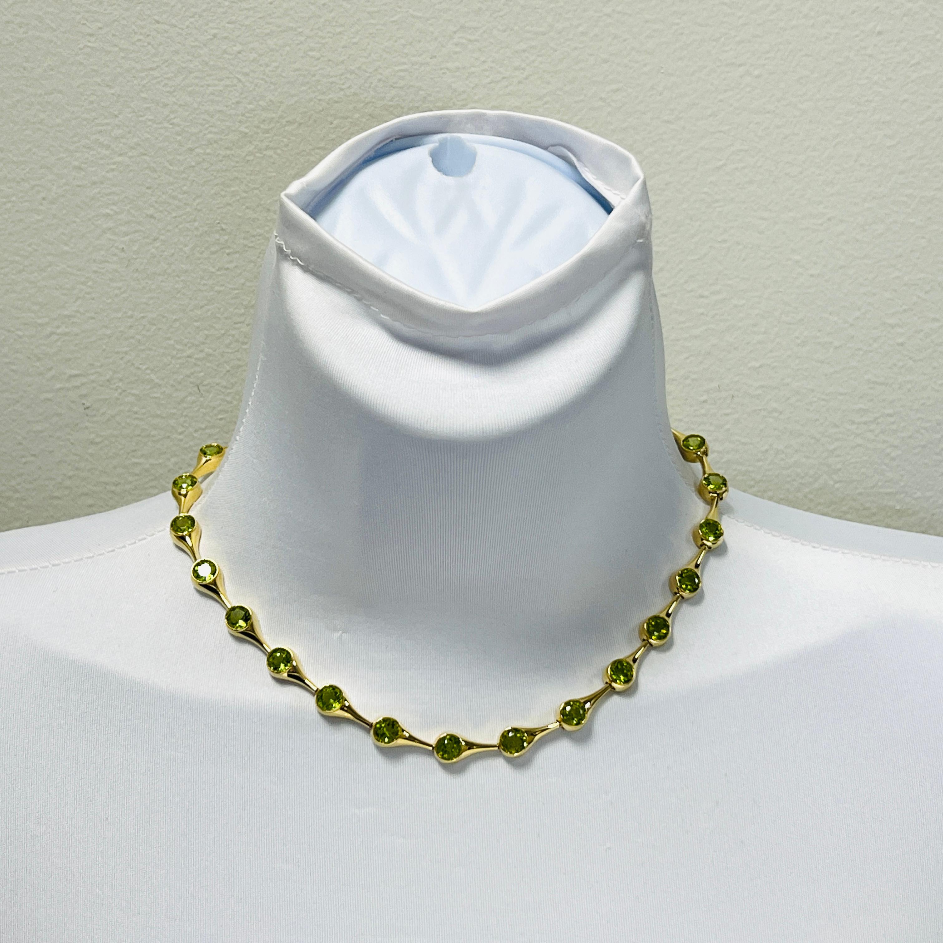 Magnifiques ronds de péridot de 21,50 ct.  Total de 25 pierres.  Fabriqué à la main en or jaune 18k.  La longueur est de 16