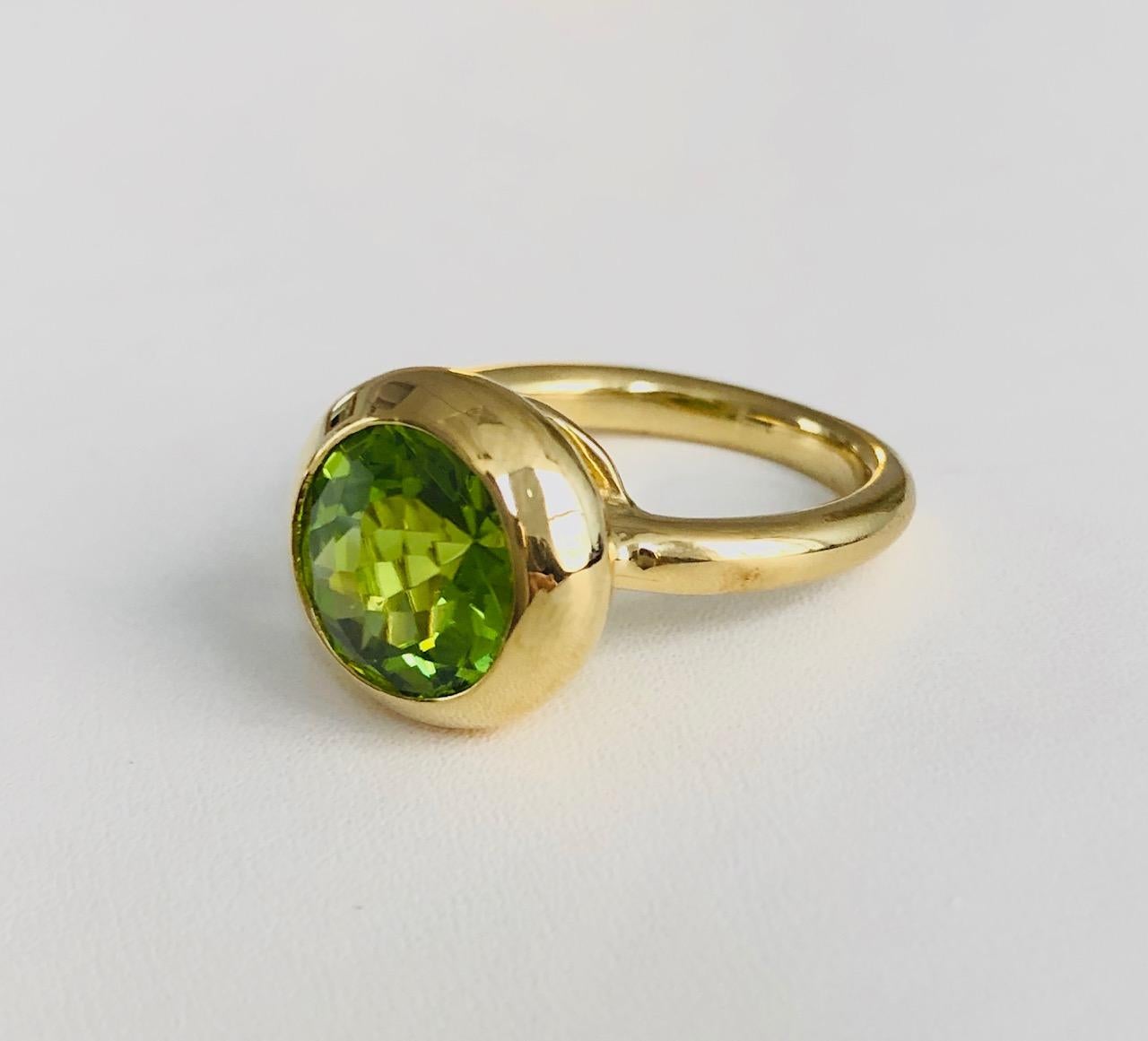 Modern 18 Karat Yellow Gold Round Peridot Ring For Sale
