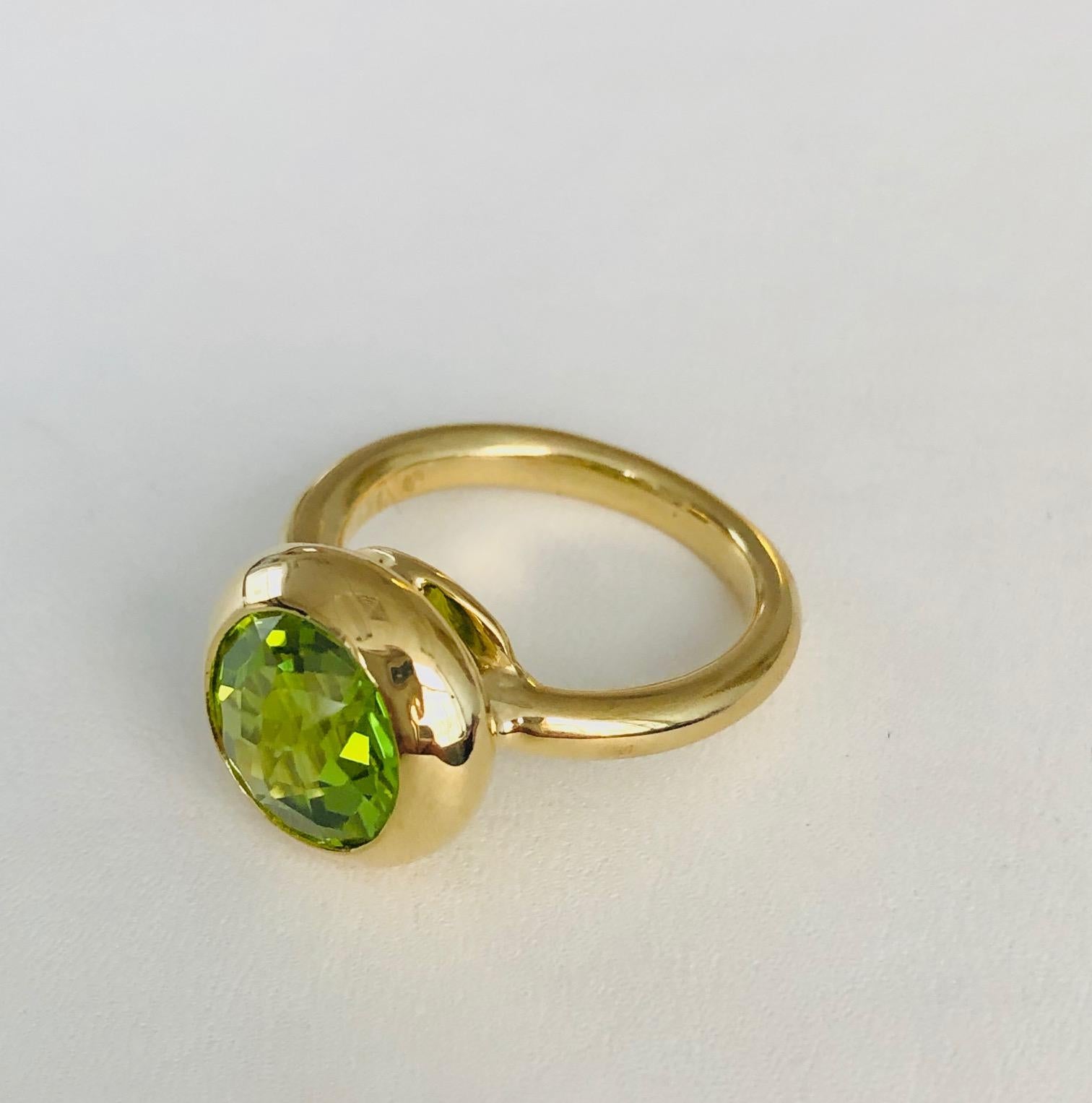 Round Cut 18 Karat Yellow Gold Round Peridot Ring For Sale