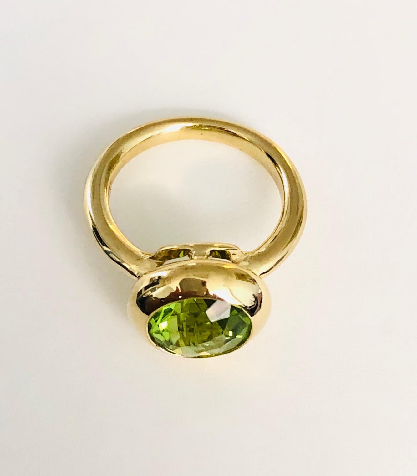 18 Karat Yellow Gold Round Peridot Ring In New Condition For Sale In New York, NY
