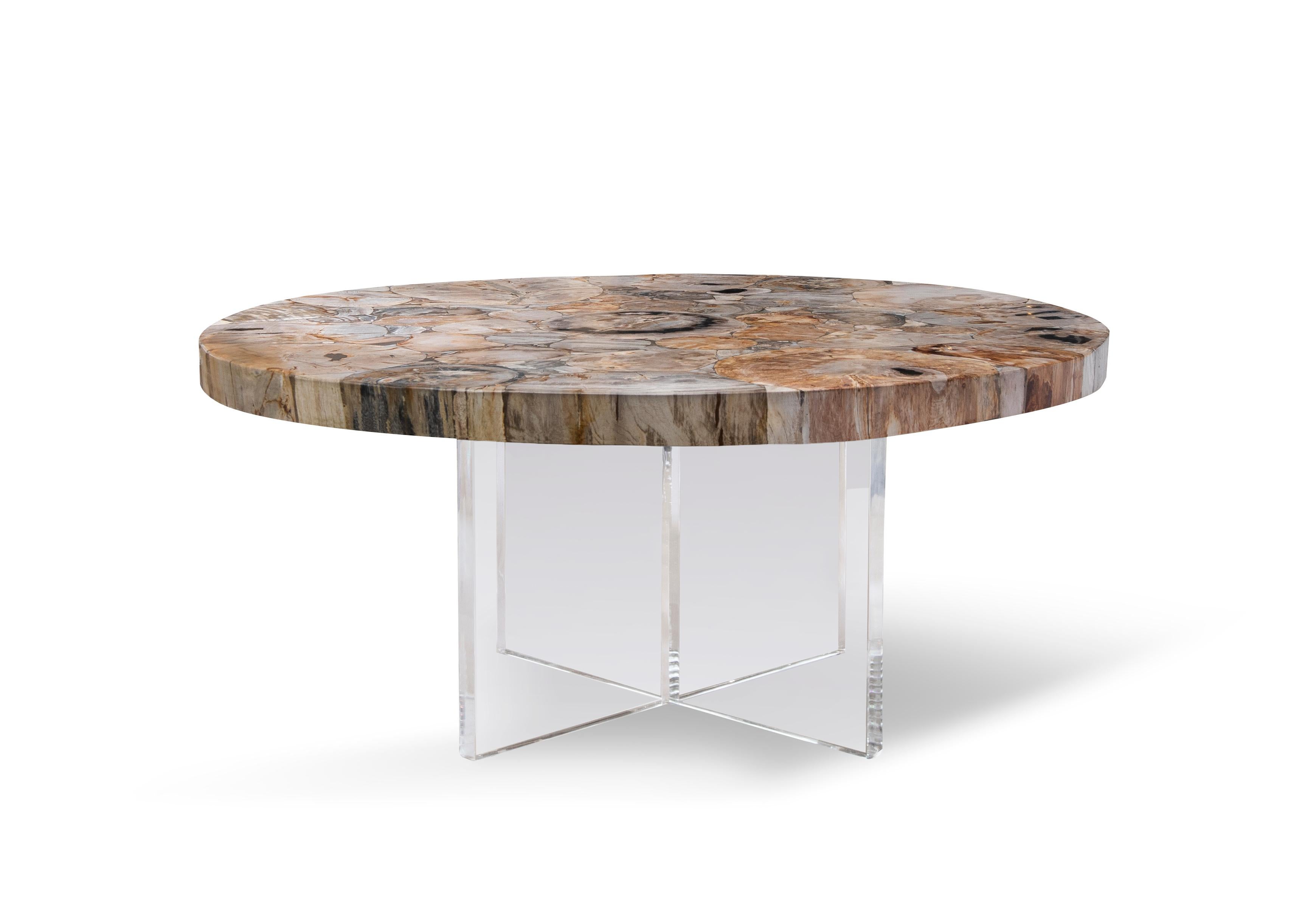 Petra est une table basse en bois pétrifié flottant sur une base en acrylique blanc.

Dans la mythologie grecque, Méduse pouvait transformer celui qui la regardait en pierre d'un simple regard. Pour le bois, ce processus prend des millions