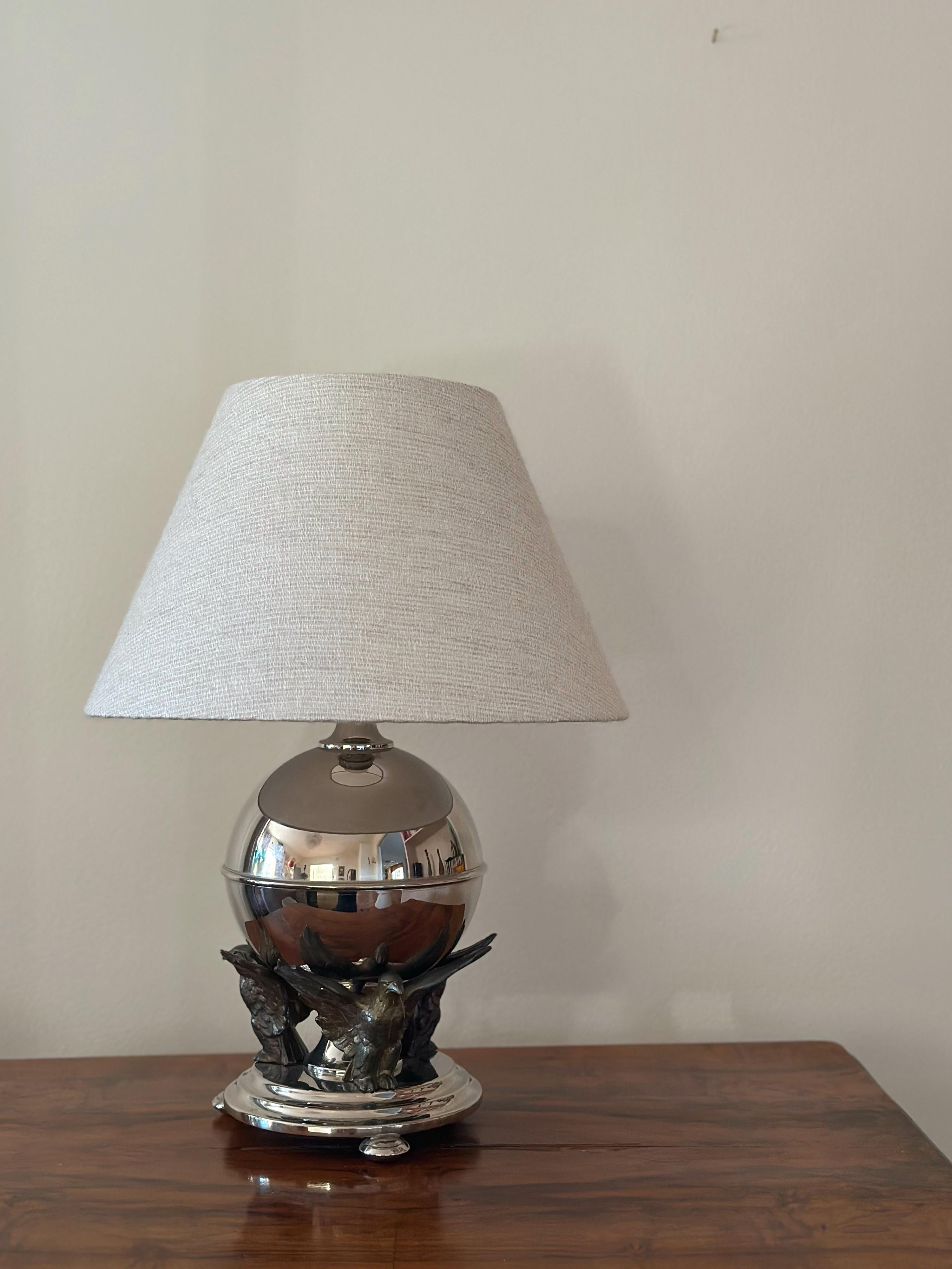 Elegante lampada da tavolo svedese in peltro Art Deco con tre piedini distintivi. Lampada da tavolo rotonda in peltro progettata e prodotta in Svezia negli anni '30.

Lampada da tavolo in peltro con corpo sferico su una piattaforma a tre gambe,