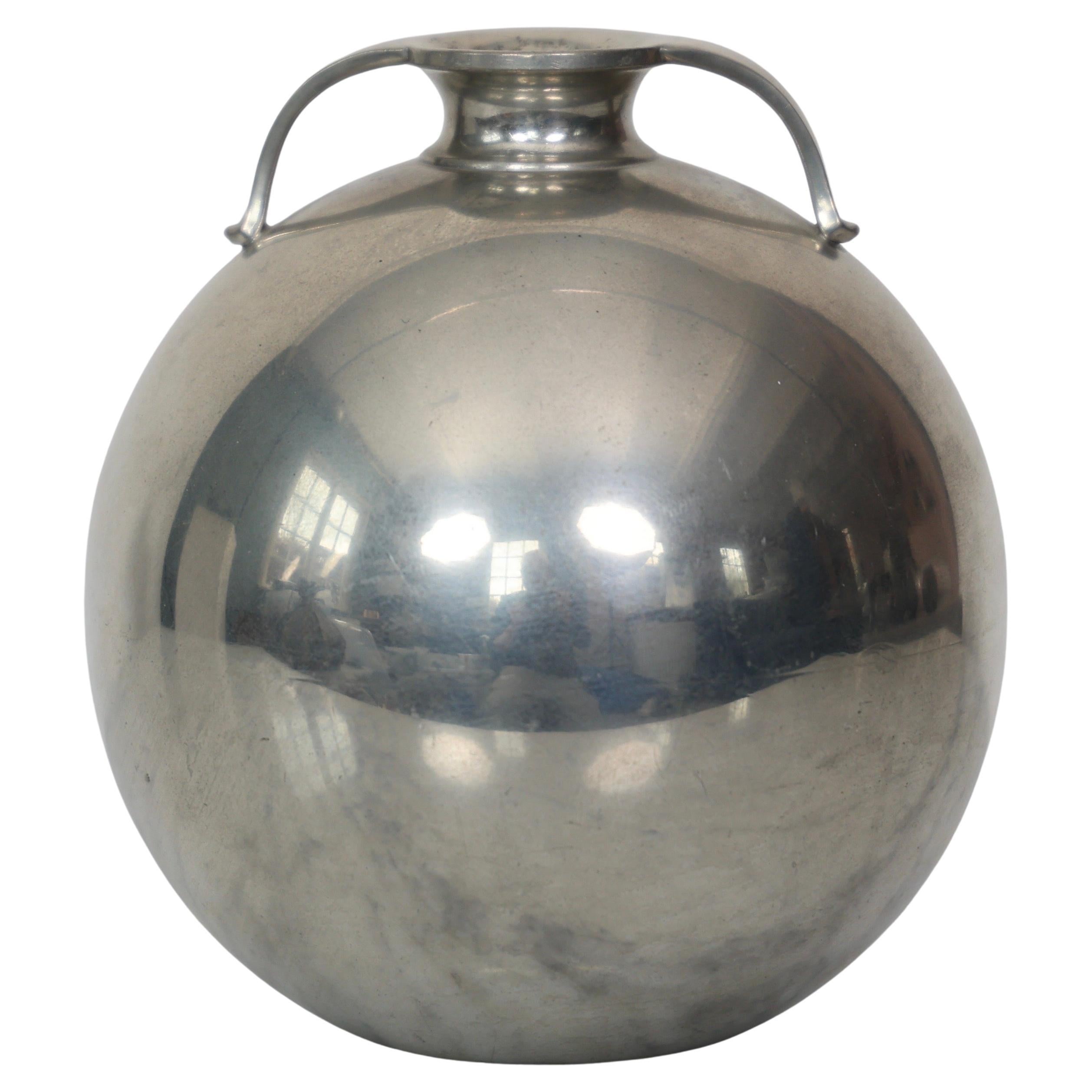 What is the difference between a vase and an amphora?