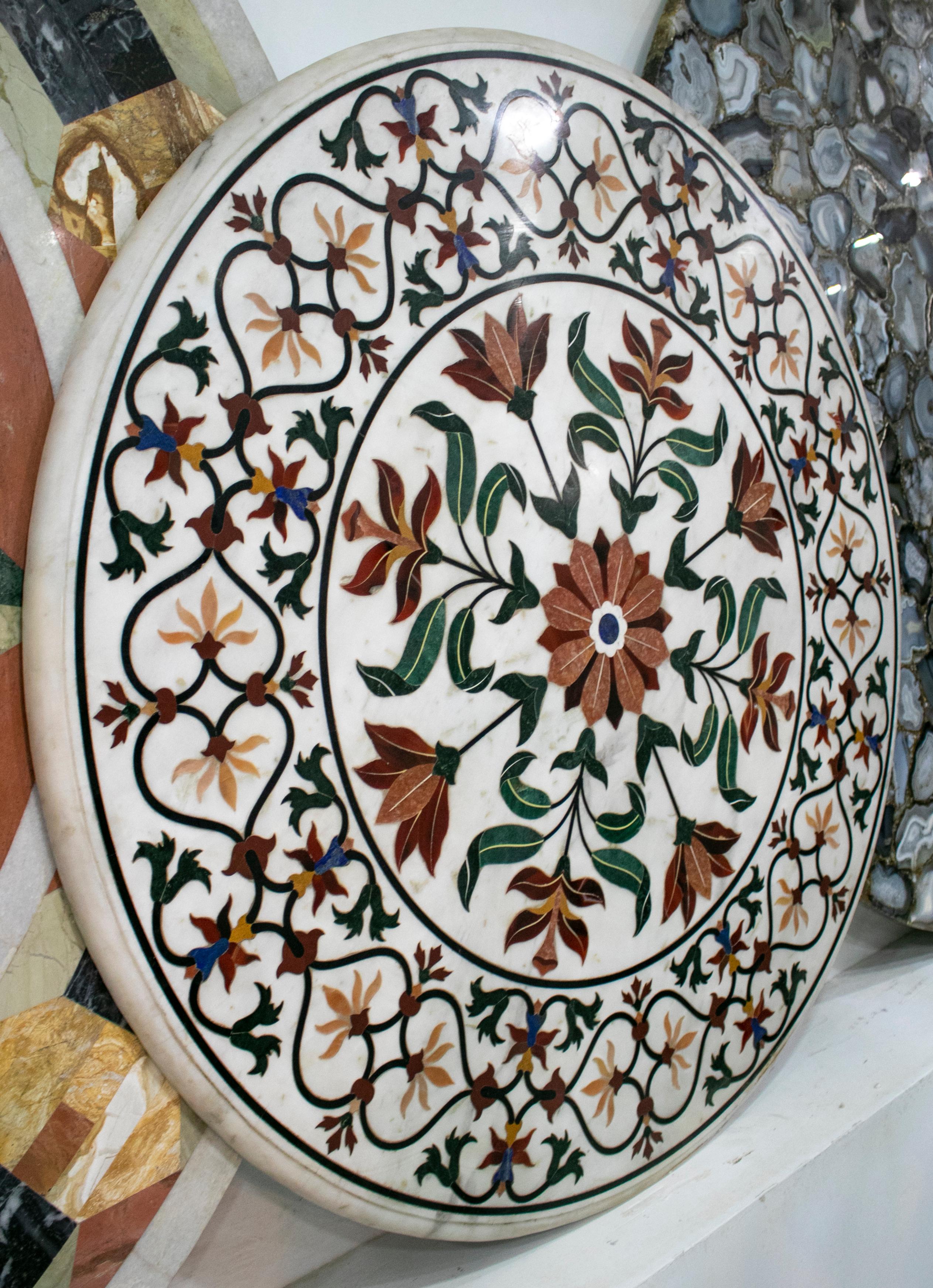 Runde Tischplatte aus weißem Pietra-Dura-Marmor mit Blumenintarsien aus blauem Lapislazuli und einer Auswahl an Halbedelsteinen und Marmor.