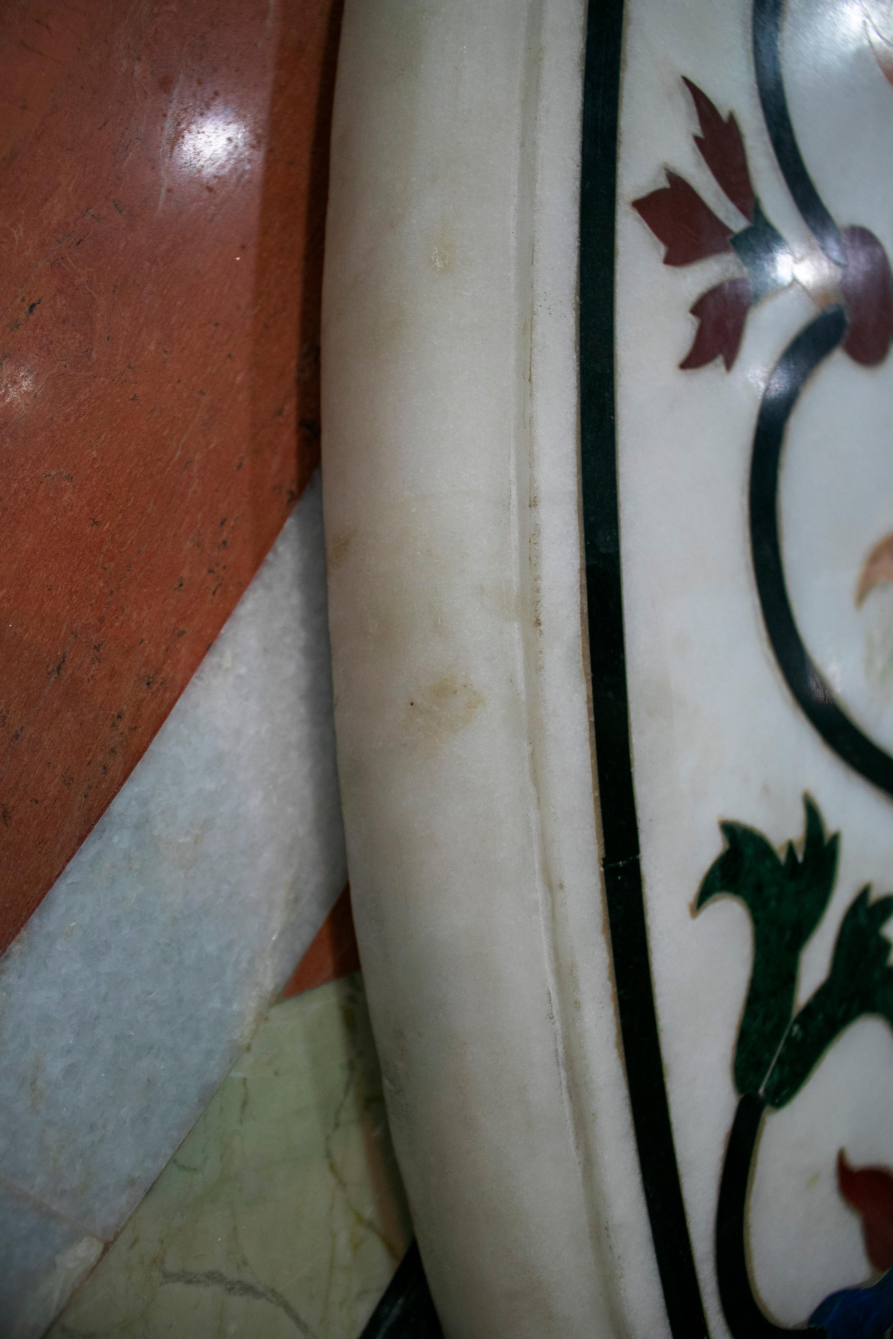 Runde Pietra Dura-Tischplatte aus weißem Marmor mit Steinintarsien und Blumendekorationen (Europäisch) im Angebot