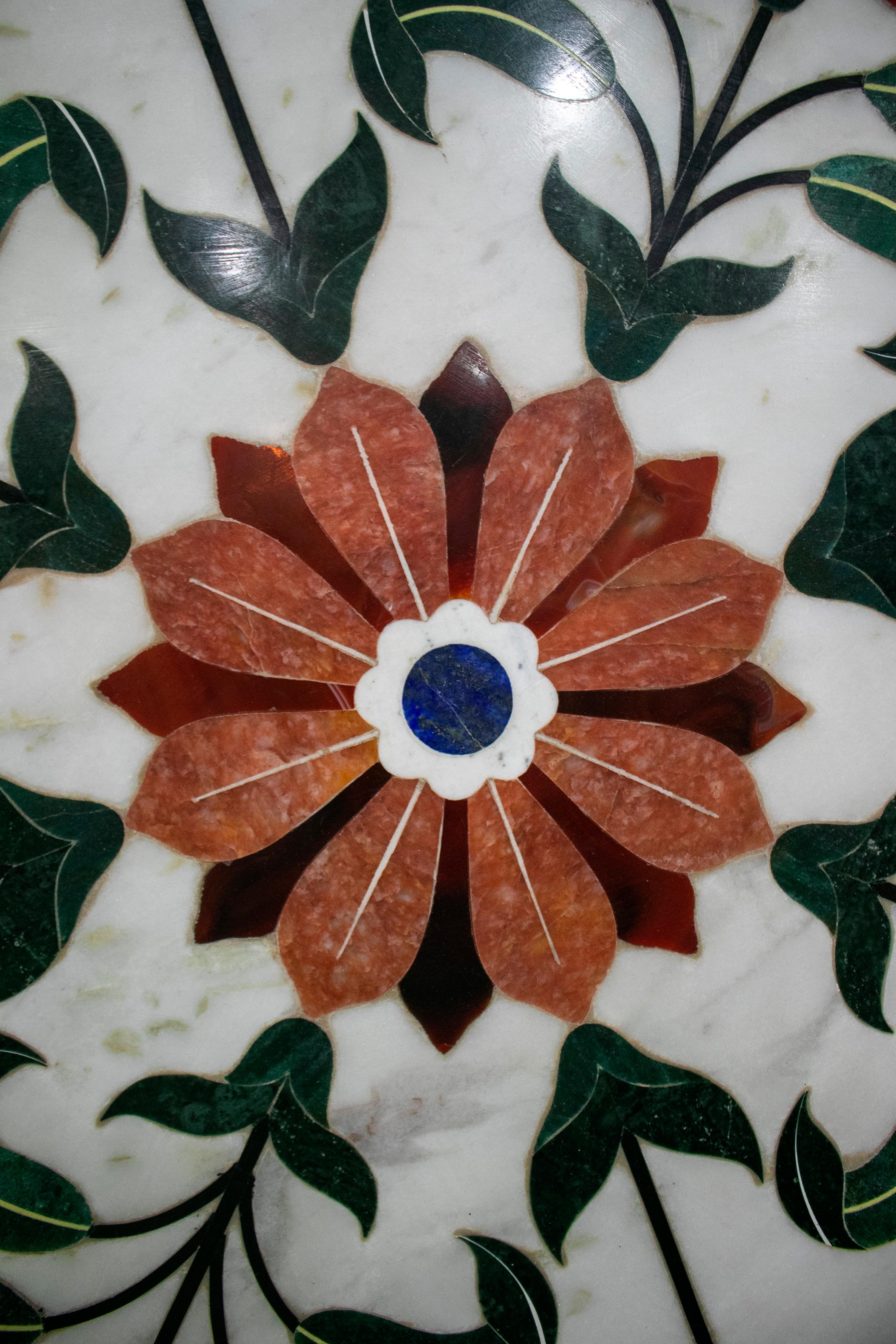 Runde Pietra Dura-Tischplatte aus weißem Marmor mit Steinintarsien und Blumendekorationen im Zustand „Gut“ im Angebot in Marbella, ES