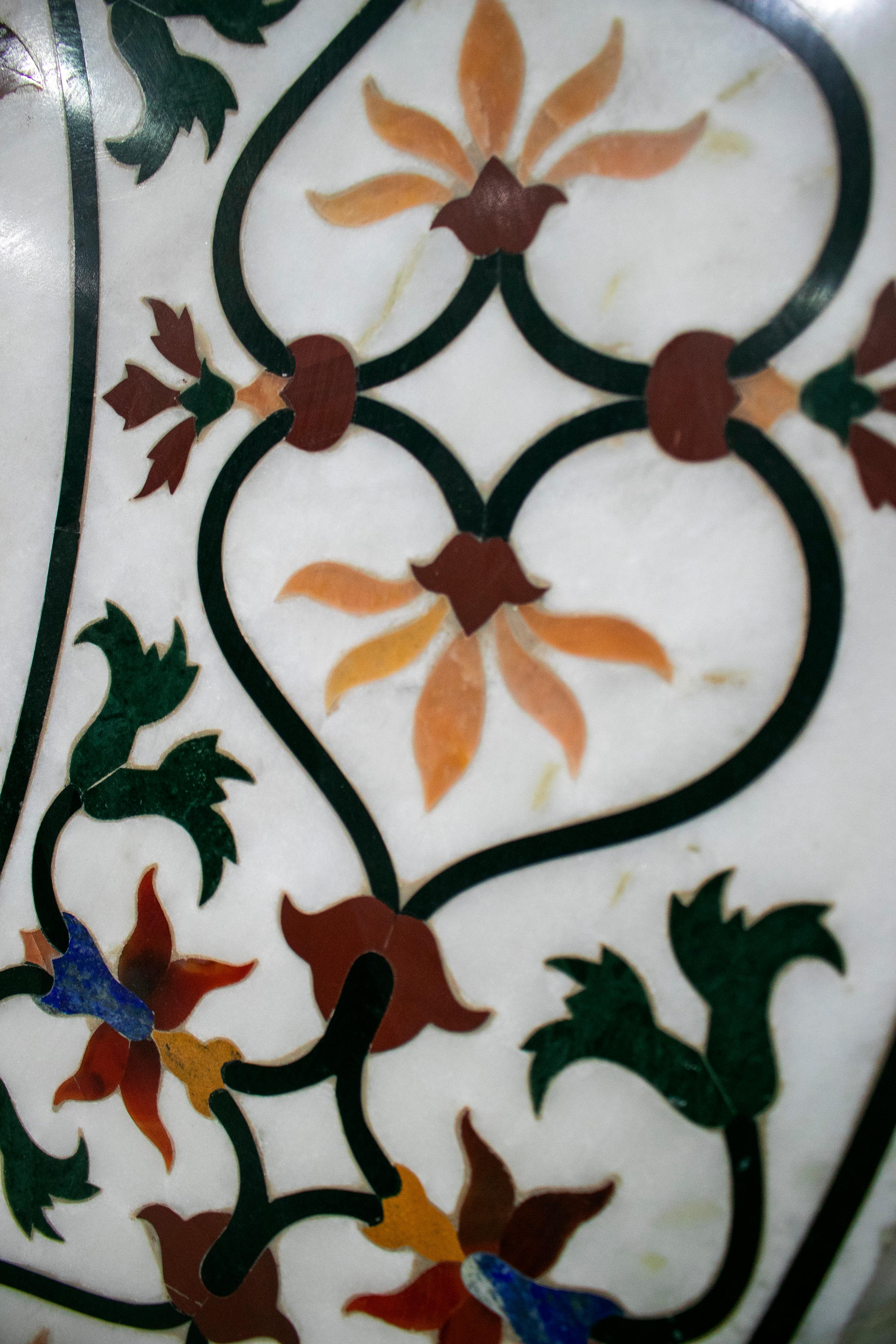Runde Pietra Dura-Tischplatte aus weißem Marmor mit Steinintarsien und Blumendekorationen (20. Jahrhundert) im Angebot