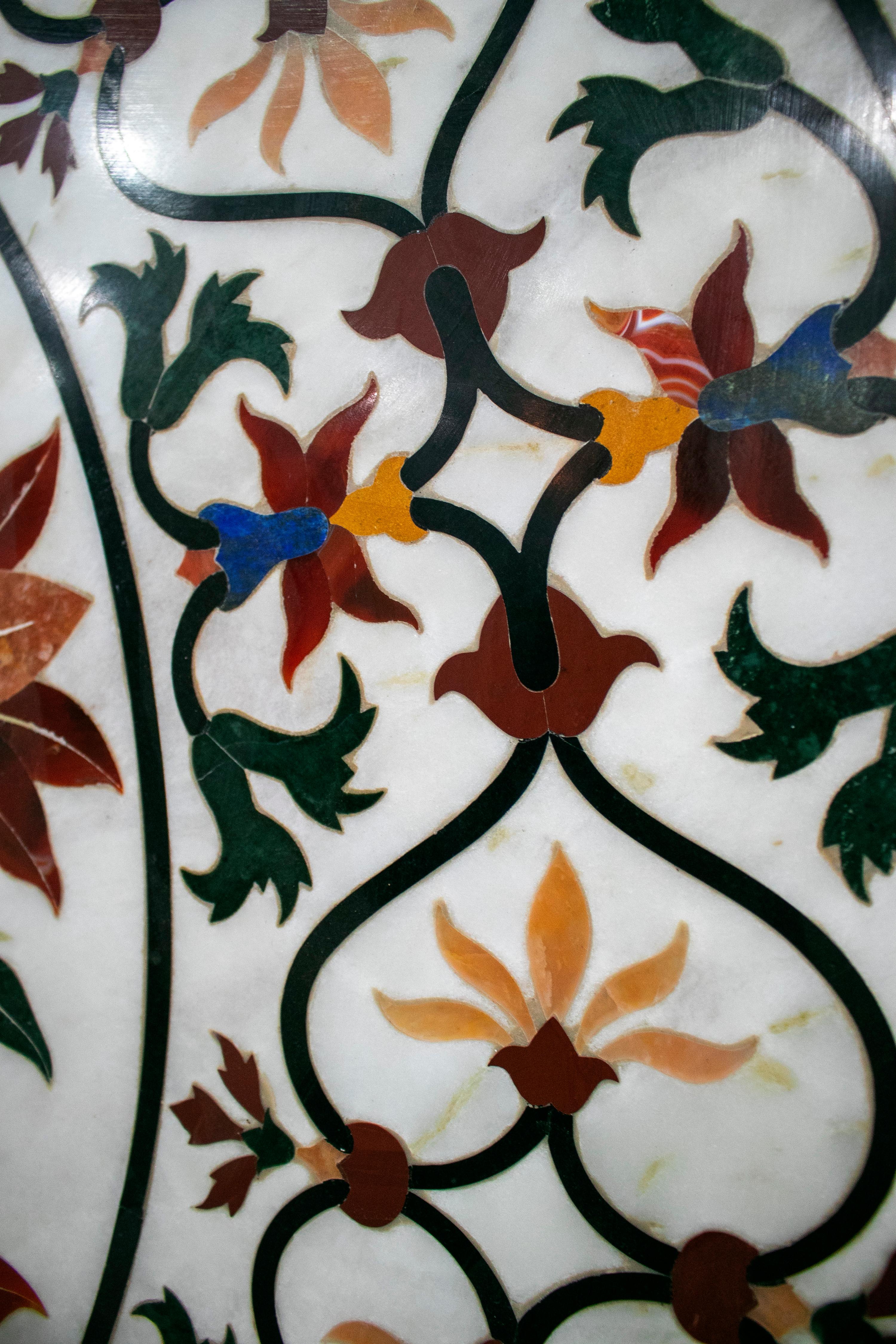 Round Pietra Dura Stone Inlay White Marble Table Top with Flower Decorations In Good Condition For Sale In Marbella, ES