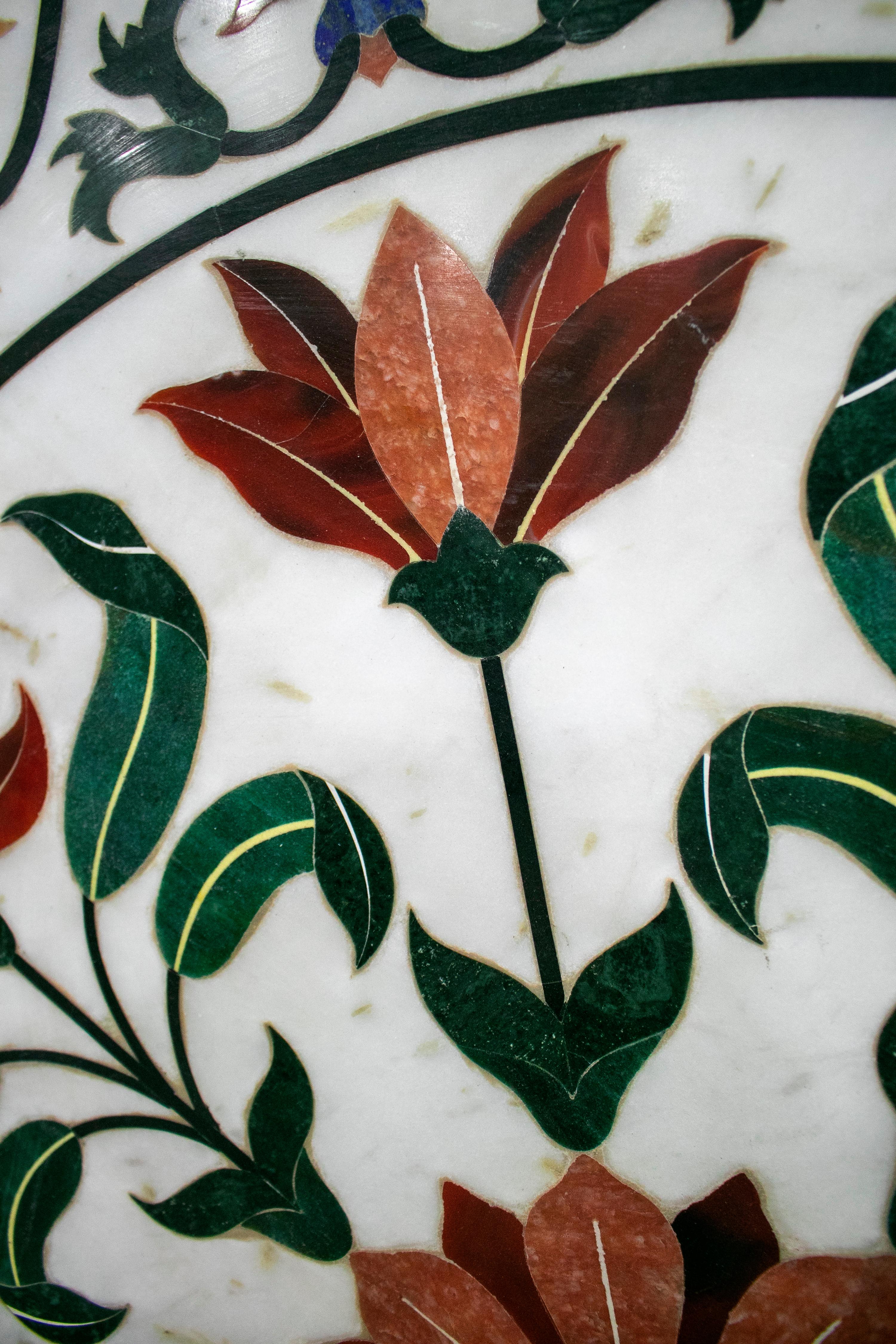 Runde Pietra Dura-Tischplatte aus weißem Marmor mit Steinintarsien und Blumendekorationen im Angebot 4