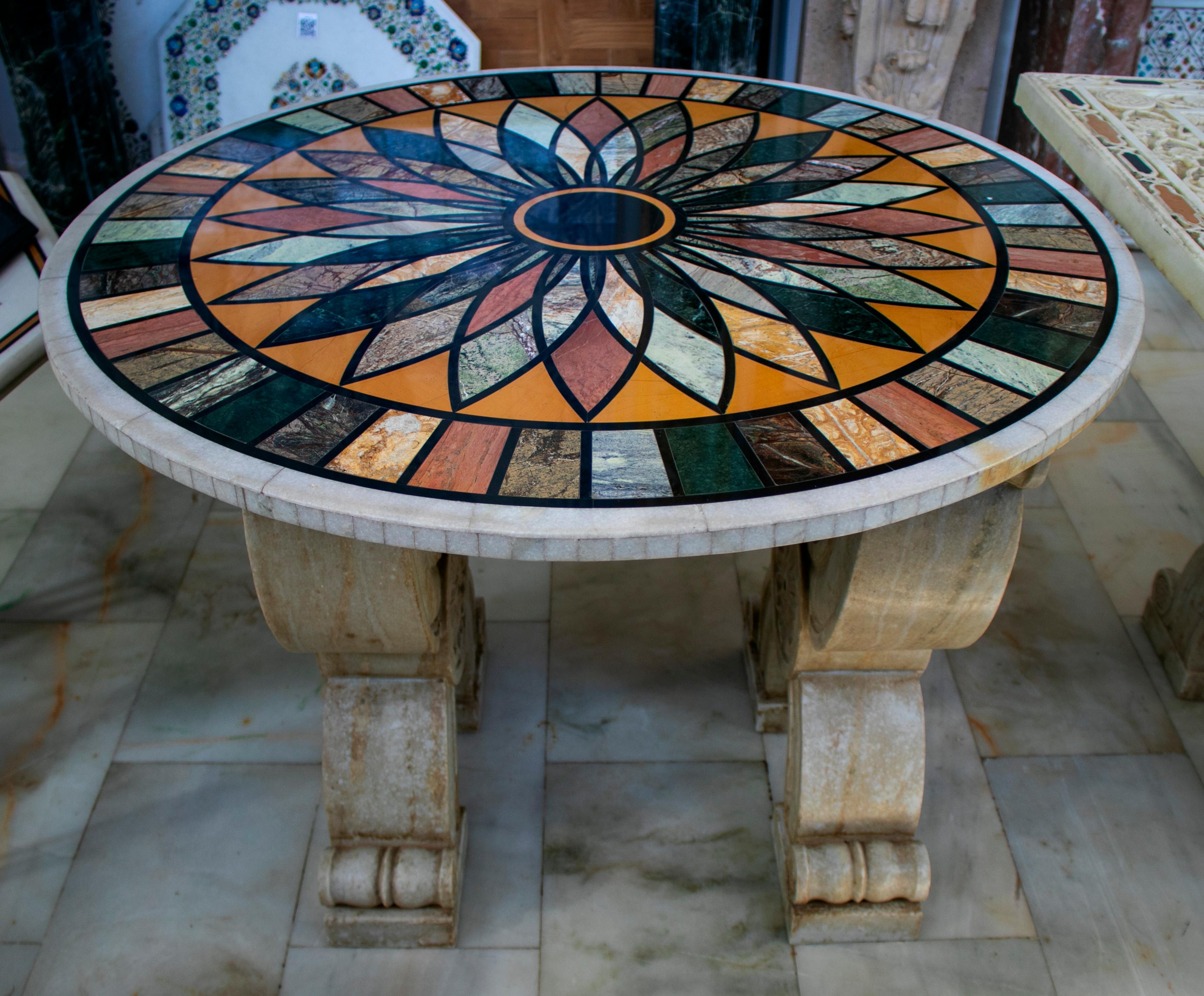 Plateau de table rond en mosaïque italienne géométrique réalisée à la main selon la technique du pietre dure avec différents marbres et pierres semi-précieuses.
 