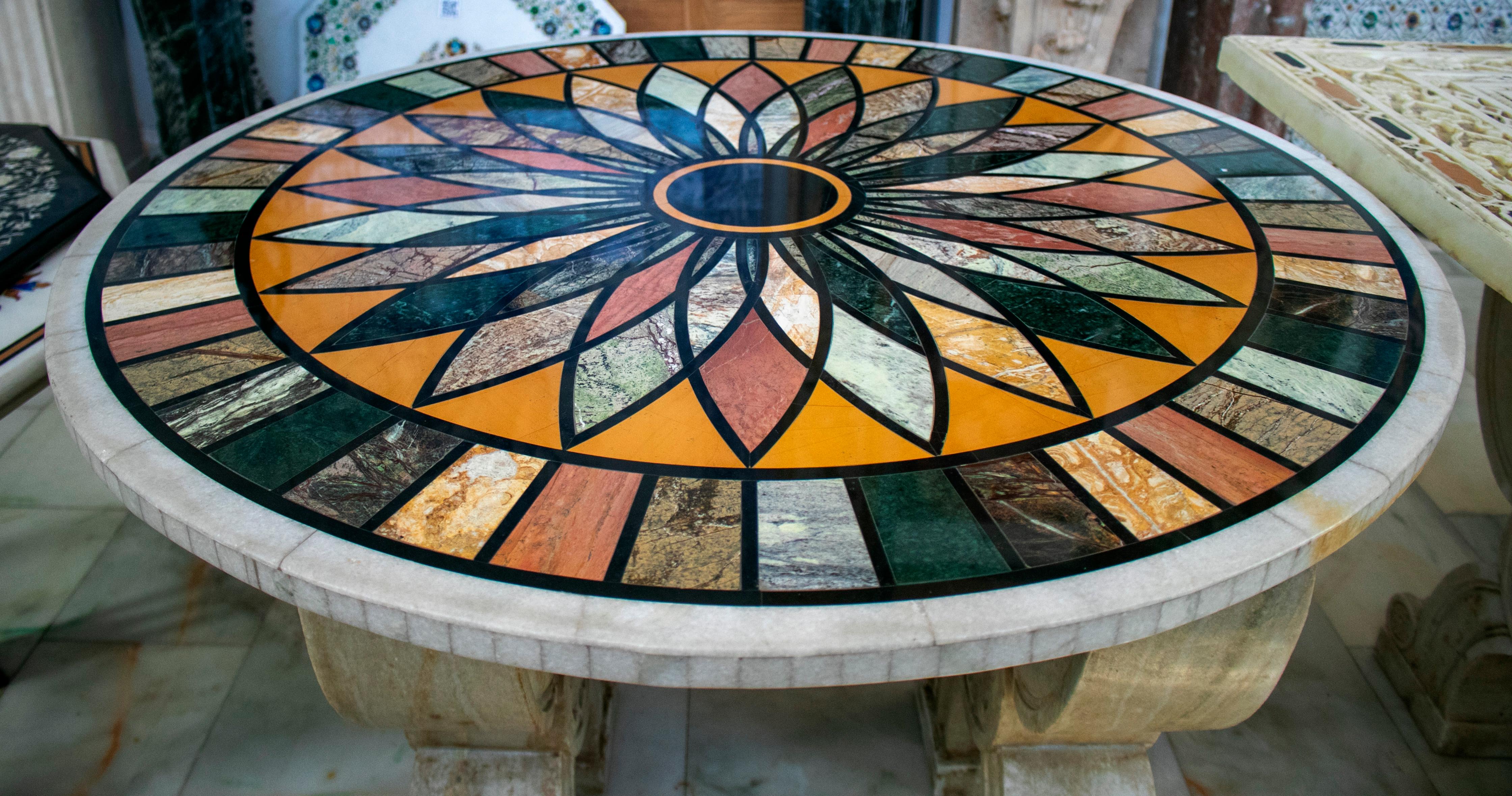 Européen Plateau de table rond géométrique en mosaïque de marbre blanc Pietre Dure en vente