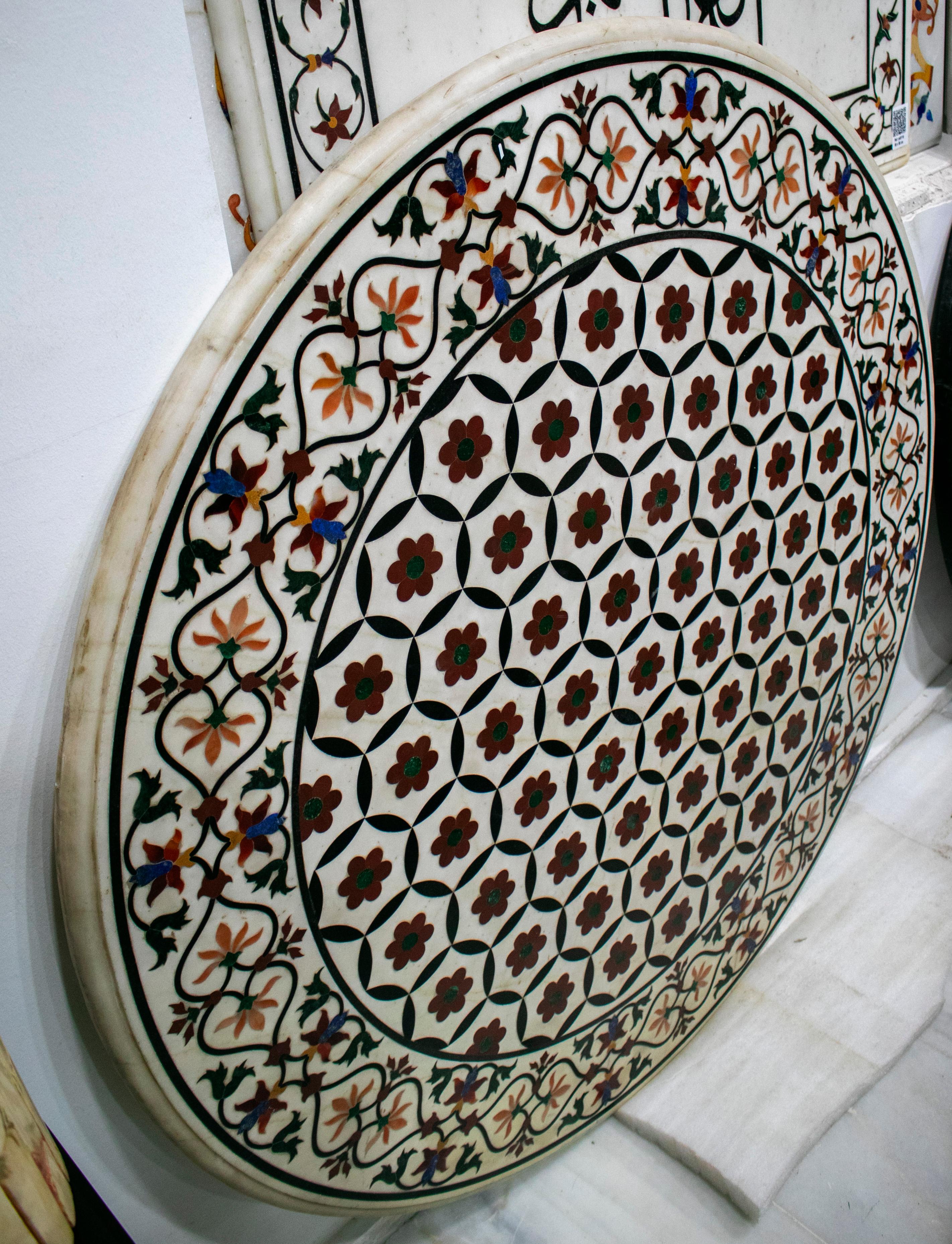 Européen Plateau de table rond géométrique en mosaïque de marbre blanc Pietre Dure avec incrustations en vente