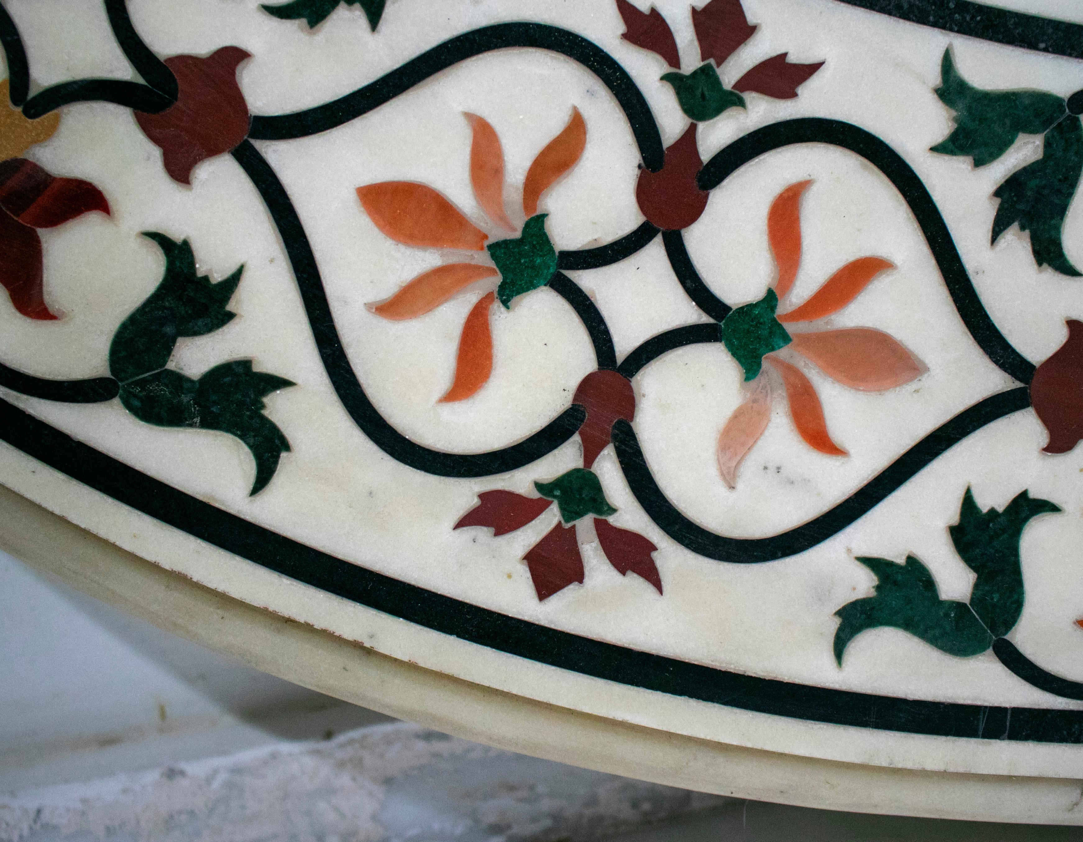 Marbre Plateau de table rond géométrique en mosaïque de marbre blanc Pietre Dure avec incrustations en vente