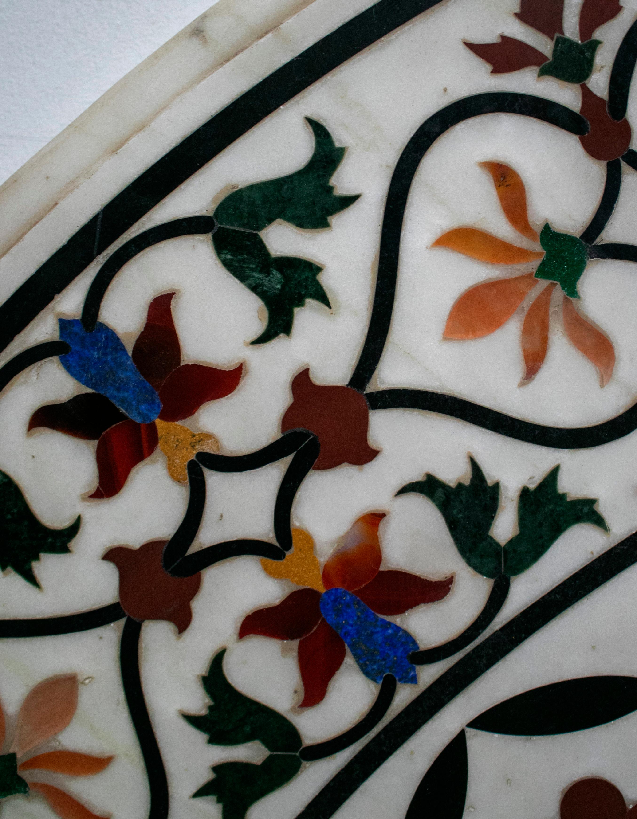 Plateau de table rond géométrique en mosaïque de marbre blanc Pietre Dure avec incrustations en vente 1