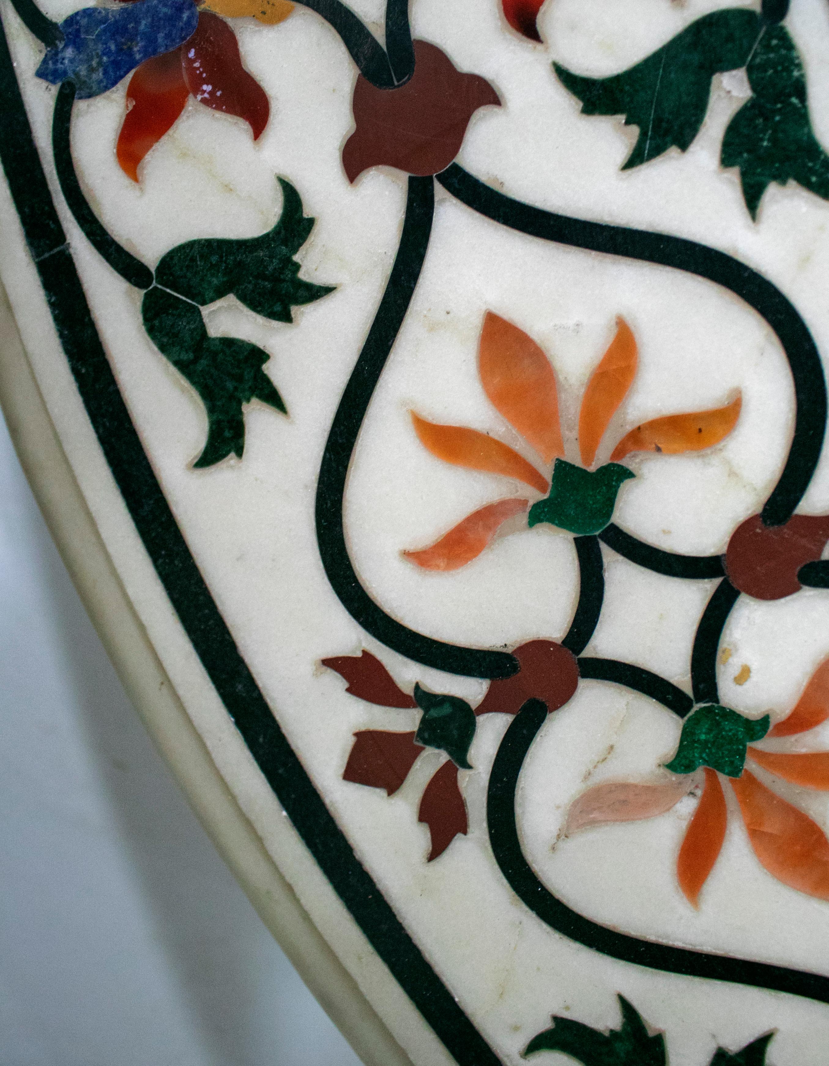 Plateau de table rond géométrique en mosaïque de marbre blanc Pietre Dure avec incrustations en vente 2