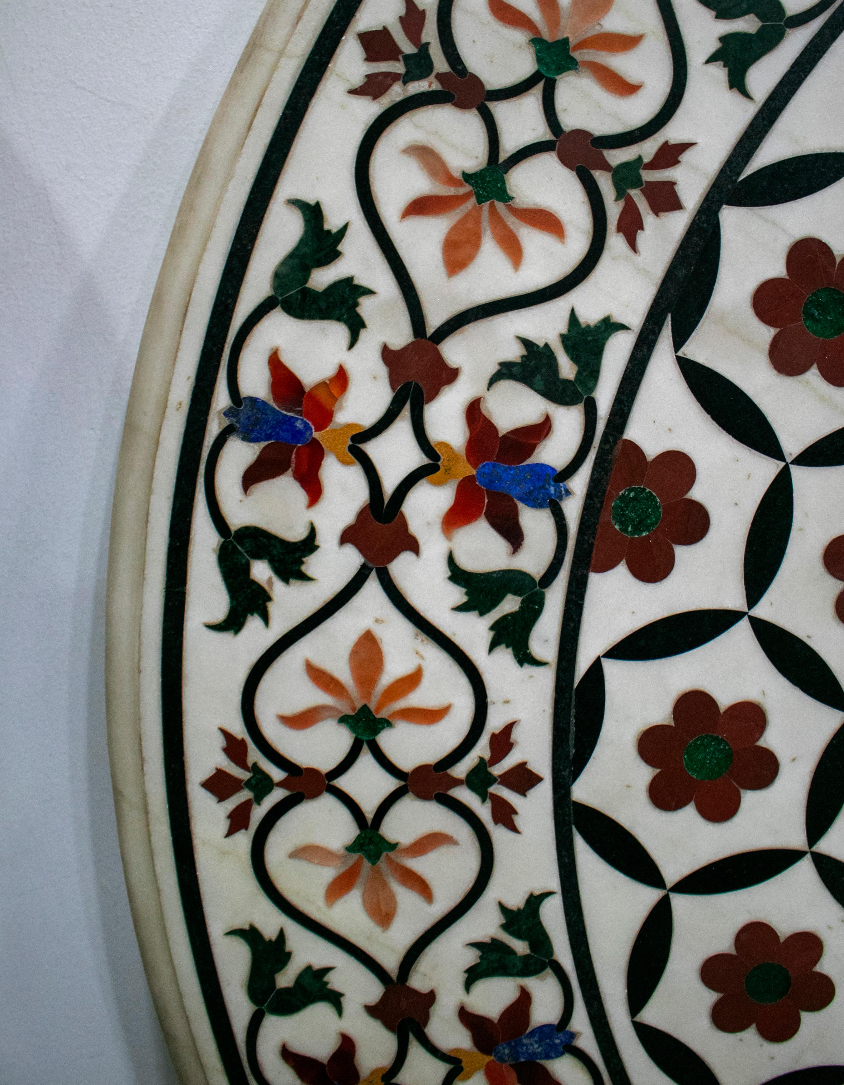 Plateau de table rond géométrique en mosaïque de marbre blanc Pietre Dure avec incrustations en vente 3