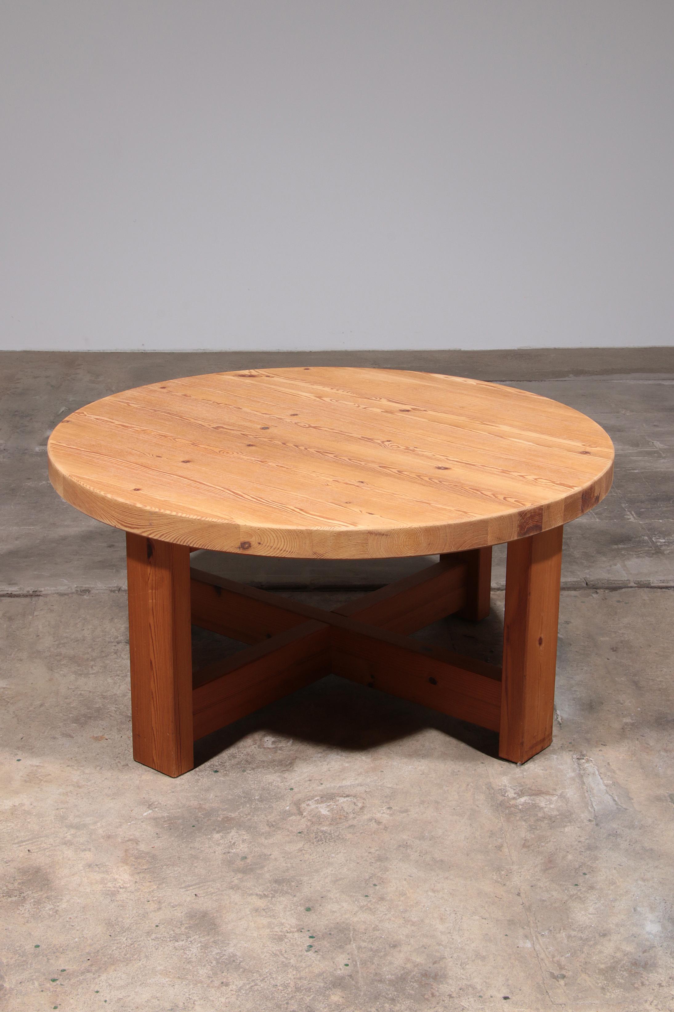 Magnifique table basse ronde en bois de pin, originaire de Suède dans les années 1970. Avec un diamètre généreux de 104 cm, cette table allie la simplicité scandinave classique à une finition naturelle et chaleureuse, ce qui en fait un ajout
