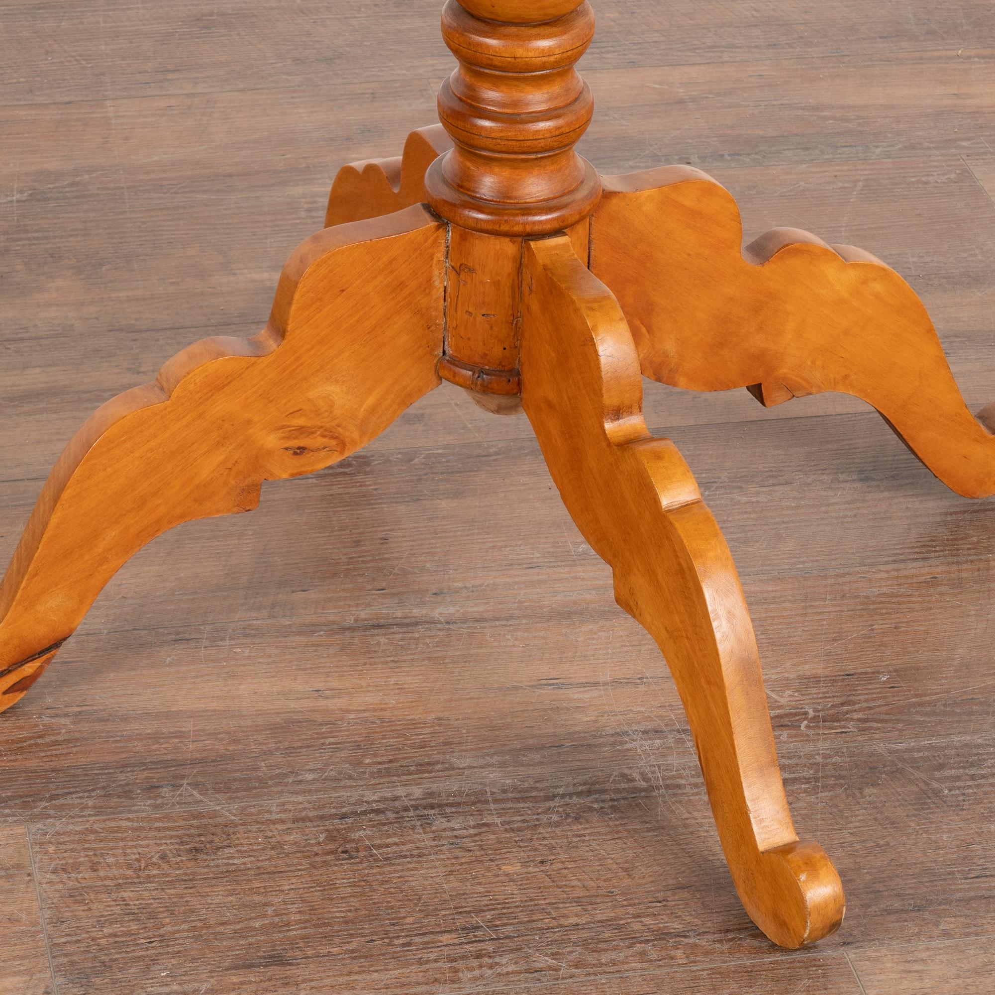 Runder Beistelltisch mit Pedestal aus Kiefernholz, Schweden um 1890 im Angebot 1