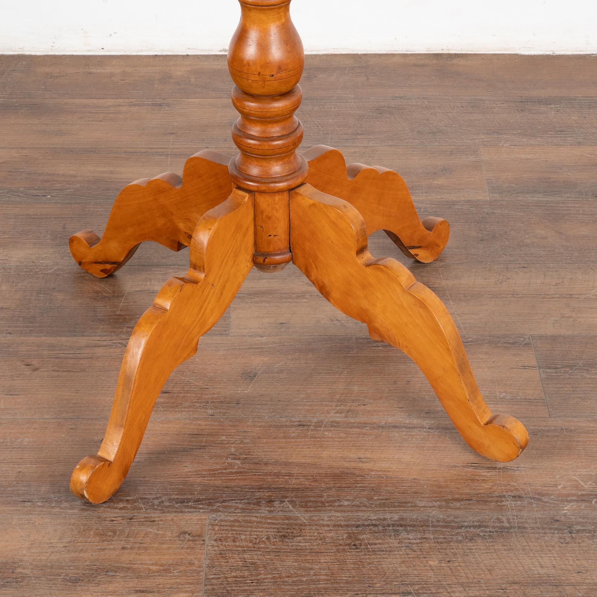 Runder Beistelltisch mit Pedestal aus Kiefernholz, Schweden um 1890 im Angebot 2