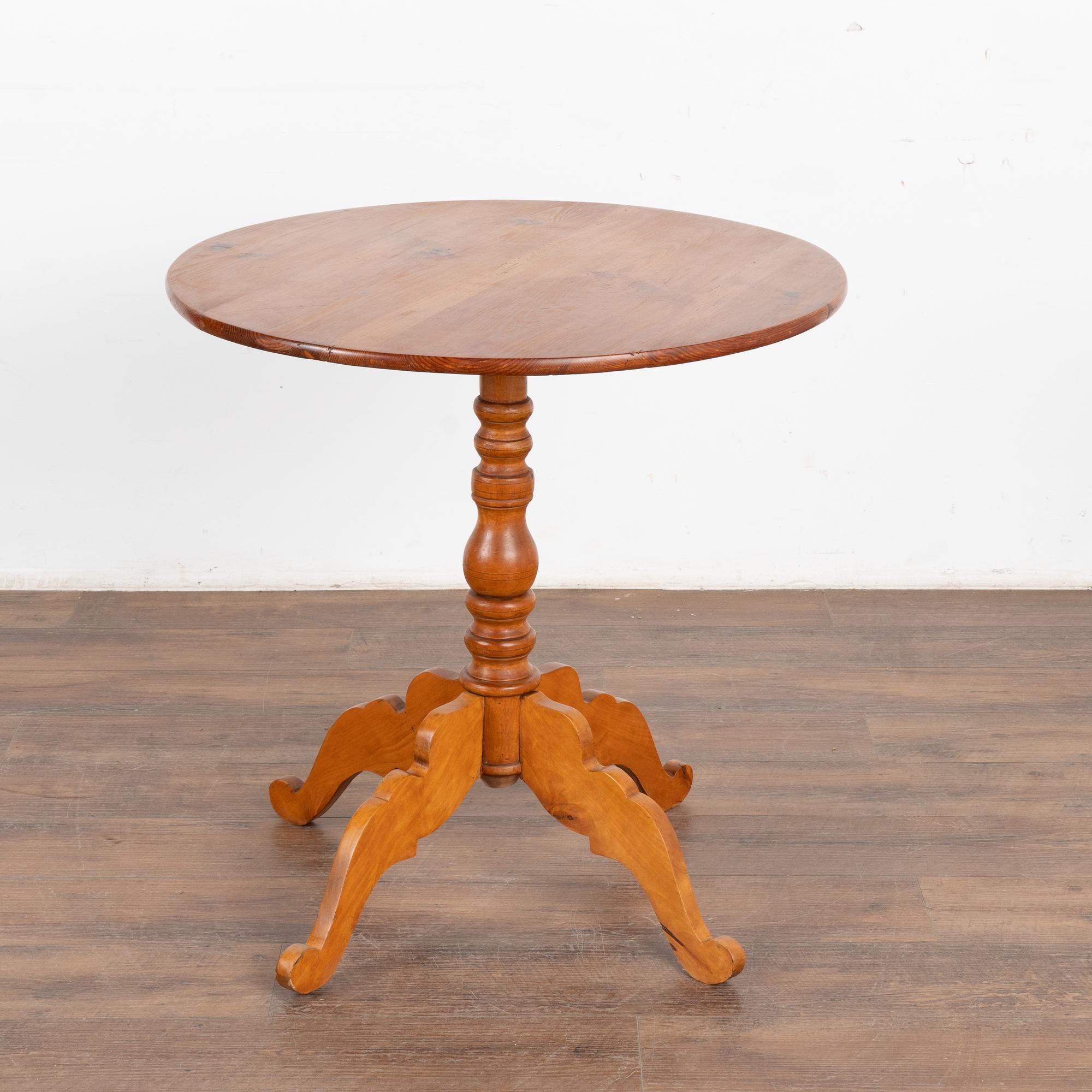 Runder Beistelltisch mit Pedestal aus Kiefernholz, Schweden um 1890 im Angebot 3