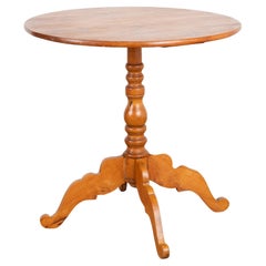 Mesa auxiliar redonda de pino con pedestal, Suecia circa 1890