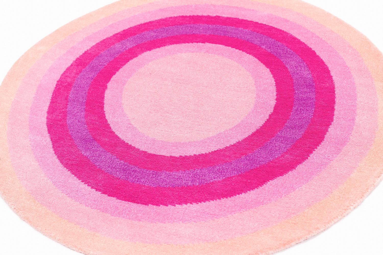 Ti presentiamo Bullseyes: The Icons, la prima collezione di tappeti rotondi in edizione limitata di Carini Carpets. Rinomata per i suoi design innovativi, Carini ha da tempo realizzato varianti di tappeti rotondi accessori, ma questa collezione