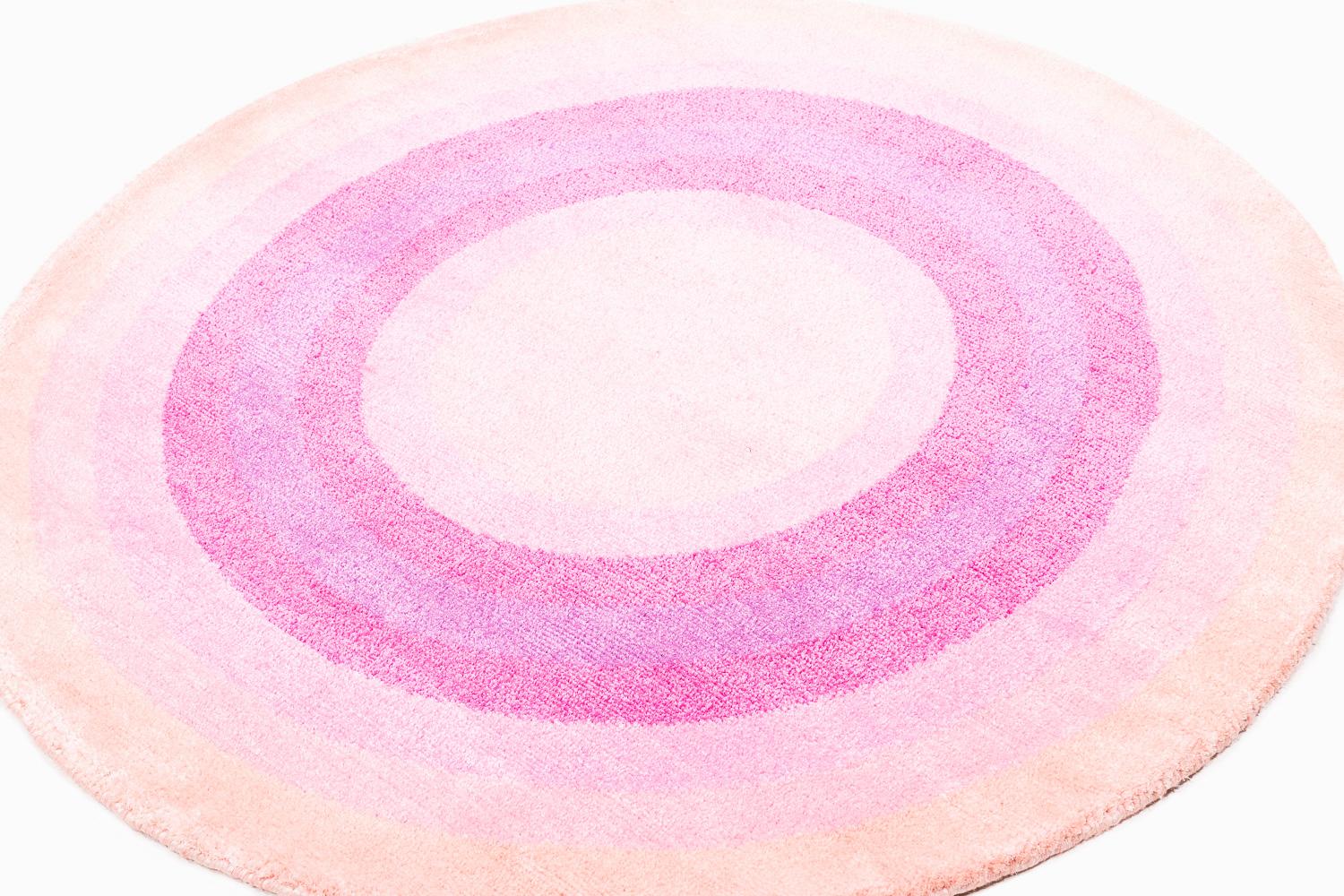 Moderno Tappeto rotondo rosa pop in seta e lana Angelina Bullseye di Joseph Carini in vendita