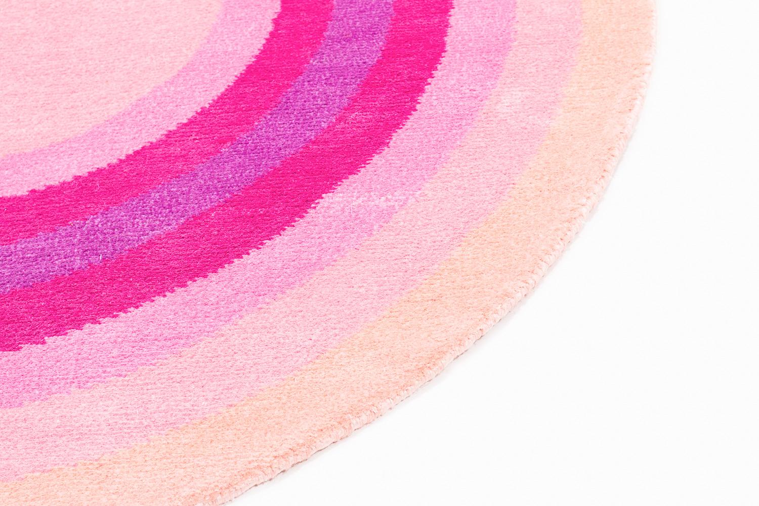 Nepalese Tappeto rotondo rosa pop in seta e lana Angelina Bullseye di Joseph Carini in vendita