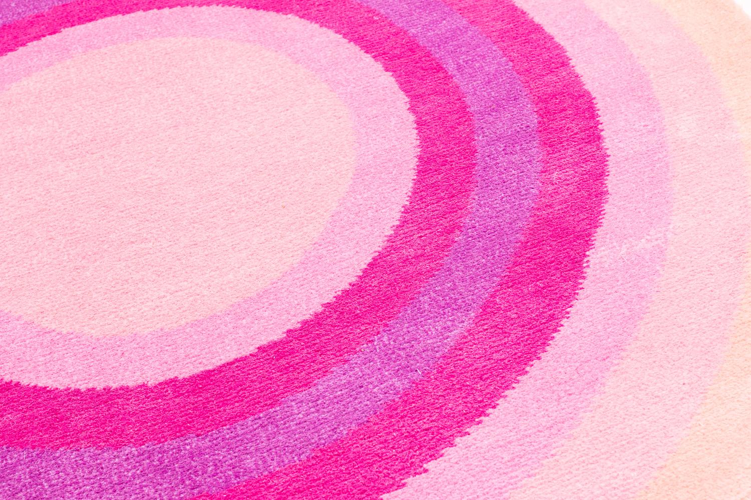 Annodato a mano Tappeto rotondo rosa pop in seta e lana Angelina Bullseye di Joseph Carini in vendita