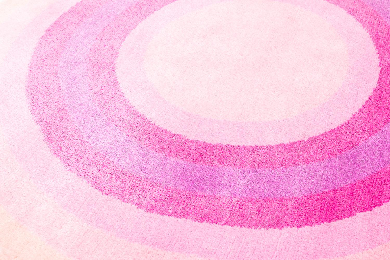 Tappeto rotondo rosa pop in seta e lana Angelina Bullseye di Joseph Carini In condizioni Nuovo in vendita a New York, NY