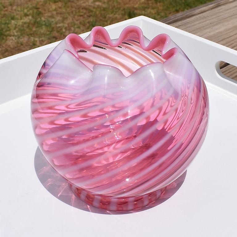Eine schöne Art Deco geflasht Cranberry Blumenvase. Diese runde Vase aus Kunstglas ist mit rosa und weißen Wirbeln in einem Pfefferminzmuster versehen. Der obere Teil der Vase hat einen gezackten Rand. 

Abmessungen:
4.5