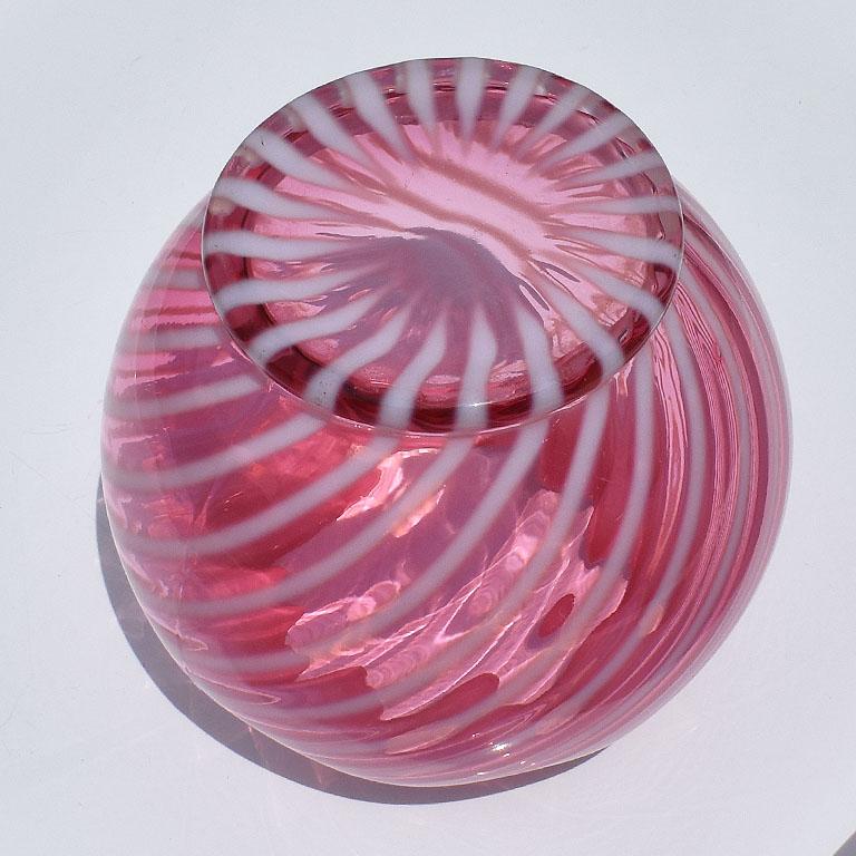 Runde rosa gesprenkelte Preiselbeer-Kunstglas-Pfefferminzwirbel-Vase, Art Deco (Art déco) im Angebot