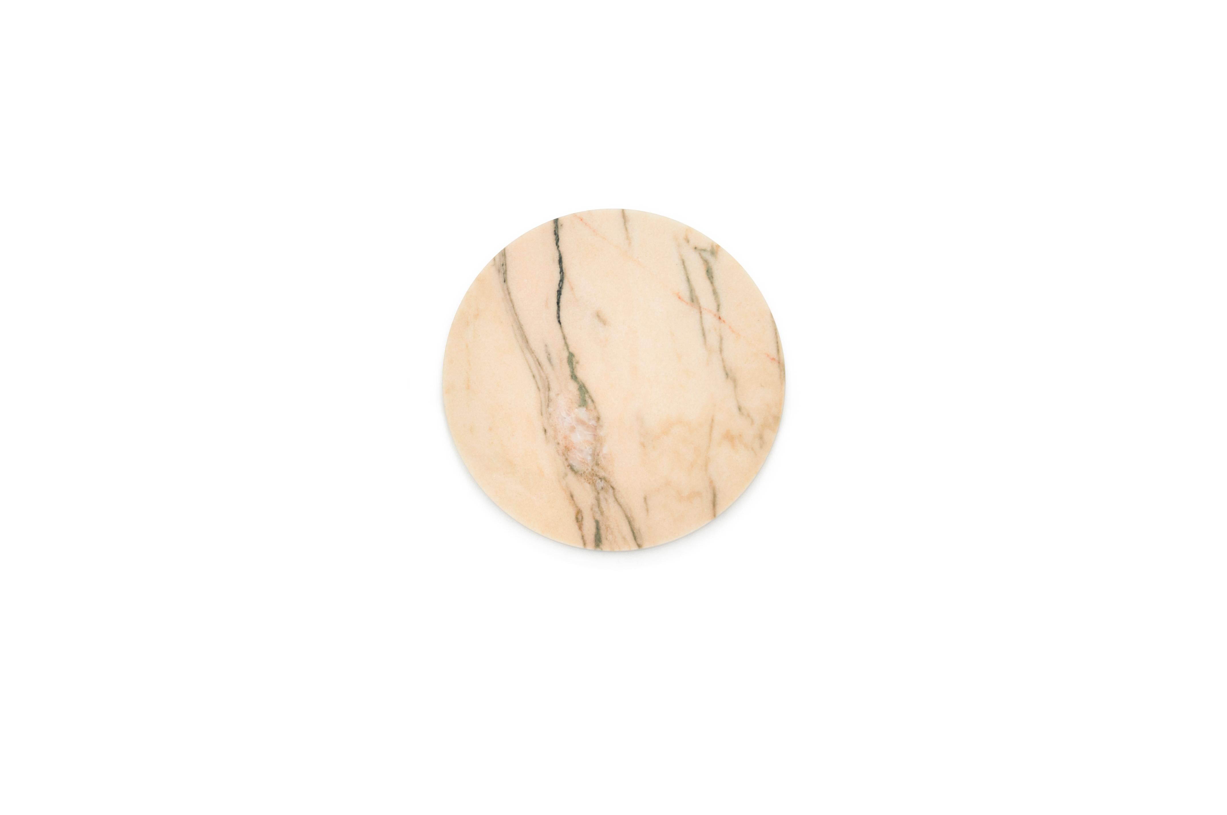 Plateau à fromage arrondi en marbre rose du Portugal. Chaque pièce est en quelque sorte unique (chaque bloc de marbre est différent par ses veines et ses nuances) et fabriquée à la main par des artisans italiens spécialisés depuis des générations
