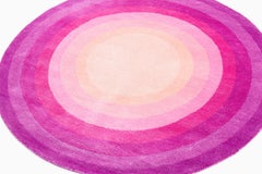 Tapis rond Lucy Bullseye de Joseph Carini, accessoires en soie et laine rose pop