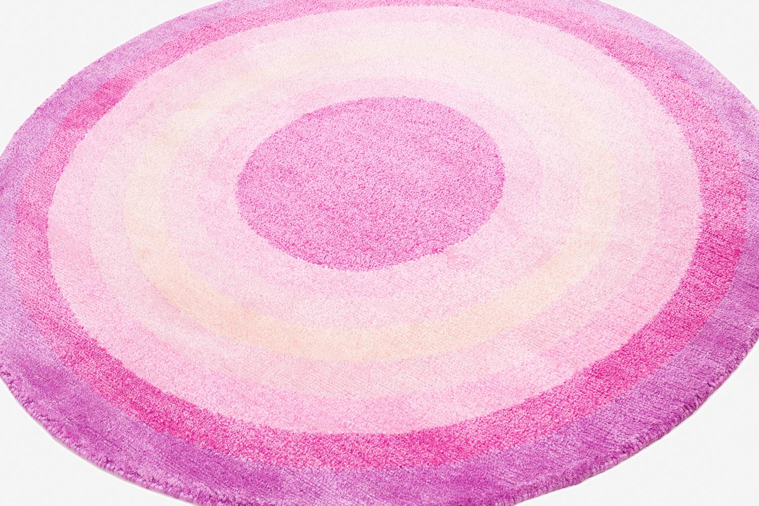 Moderno Tappeto rotondo rosa pop in seta e lana Cher Bullseye di Joseph Carini in vendita