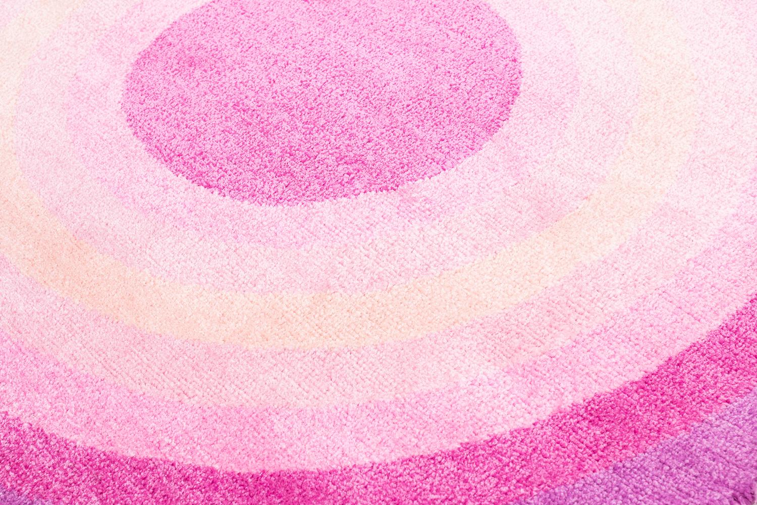 Nepalese Tappeto rotondo rosa pop in seta e lana Cher Bullseye di Joseph Carini in vendita