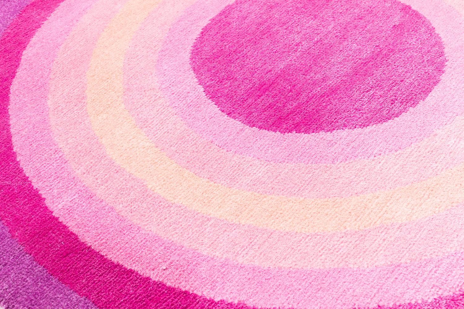 Annodato a mano Tappeto rotondo rosa pop in seta e lana Cher Bullseye di Joseph Carini in vendita