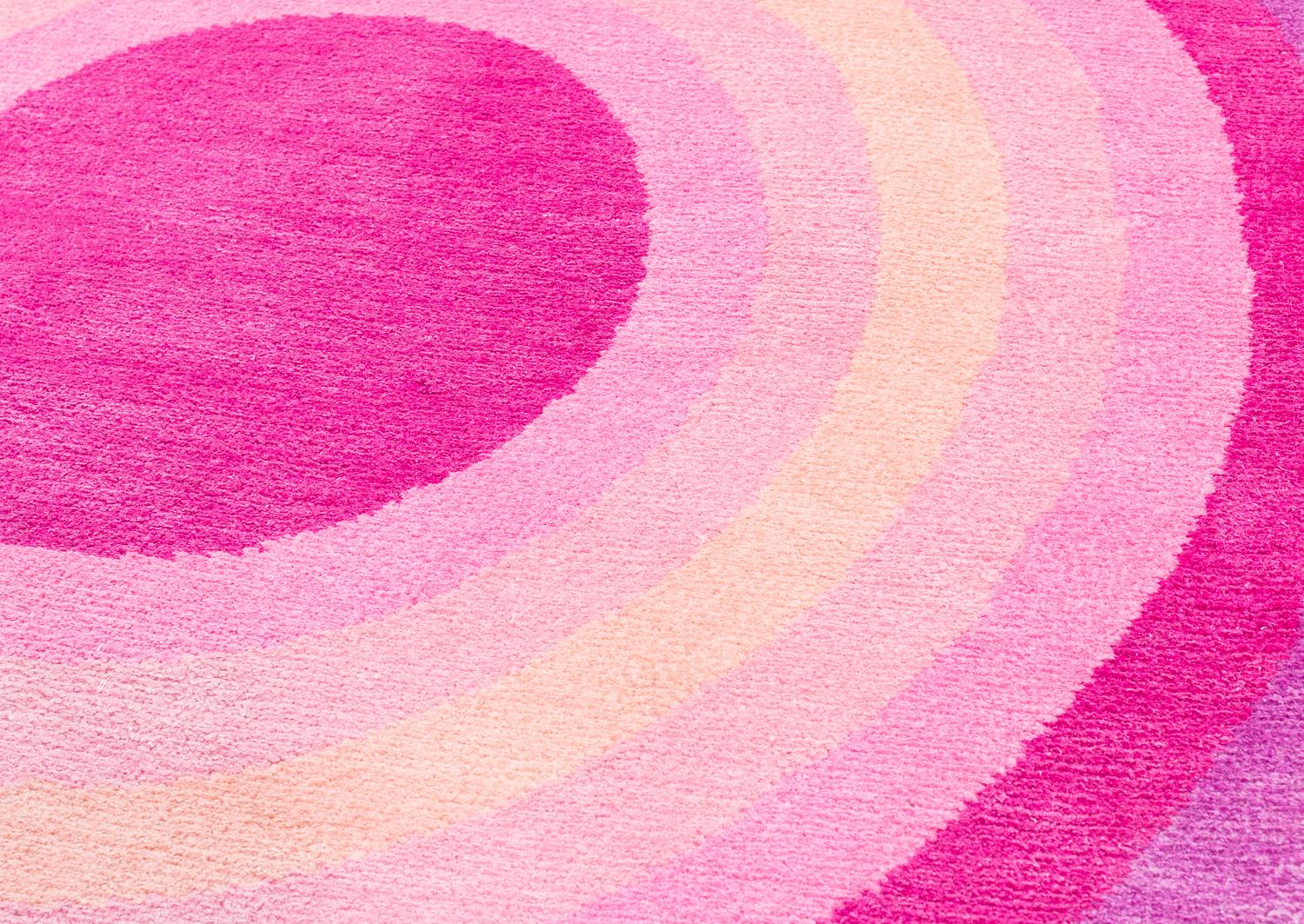 Tappeto rotondo rosa pop in seta e lana Cher Bullseye di Joseph Carini In condizioni Nuovo in vendita a New York, NY