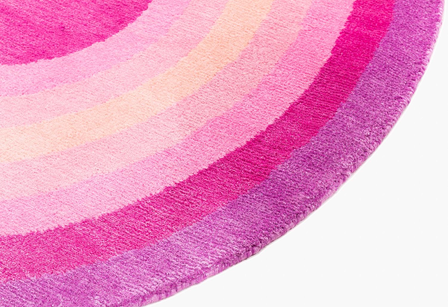Lana Tappeto rotondo rosa pop in seta e lana Cher Bullseye di Joseph Carini in vendita