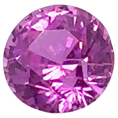 Ce saphir rose rond de 1,93 carat, provenant des mines renommées de Madagascar, est un véritable bijou d'élégance et de charme. 

Avec sa teinte rose douce et vibrante, ce saphir rayonne d'une allure romantique et féminine. 

Les saphirs roses