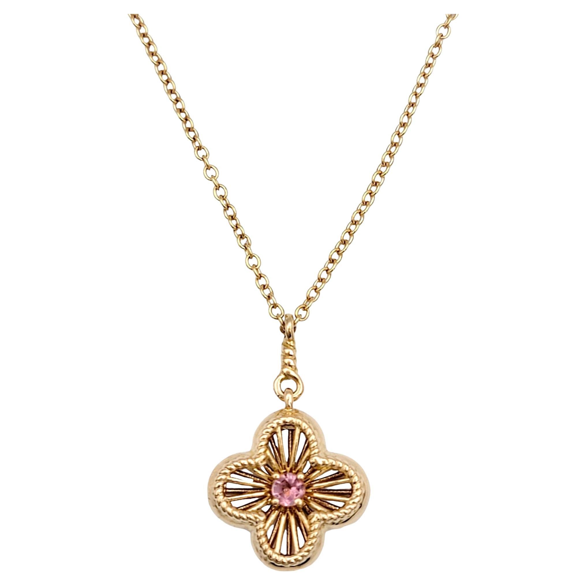 Questo splendido ciondolo a forma di quadrilatero ha al centro un'affascinante tormalina rosa, incastonata in oro rosa 18 carati. Questo squisito pezzo mette in mostra un'armoniosa miscela di design delicato e materiali di lusso.

La ricca tonalità