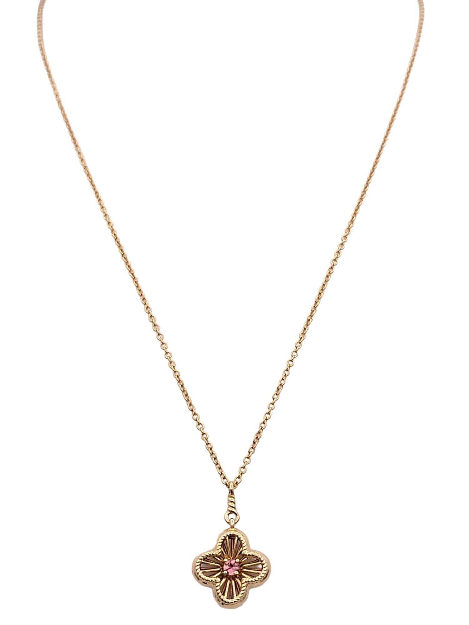 Taglio rotondo Collana con ciondolo a forma di quadrifoglio aperto con tormalina rosa rotonda in oro rosa 18 carati in vendita
