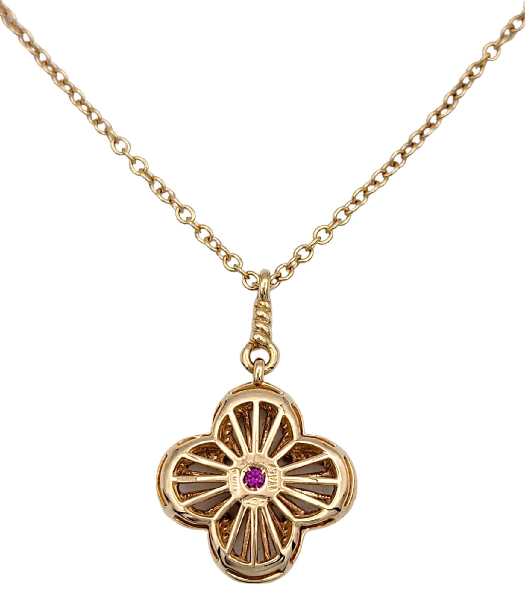 Donna Collana con ciondolo a forma di quadrifoglio aperto con tormalina rosa rotonda in oro rosa 18 carati in vendita