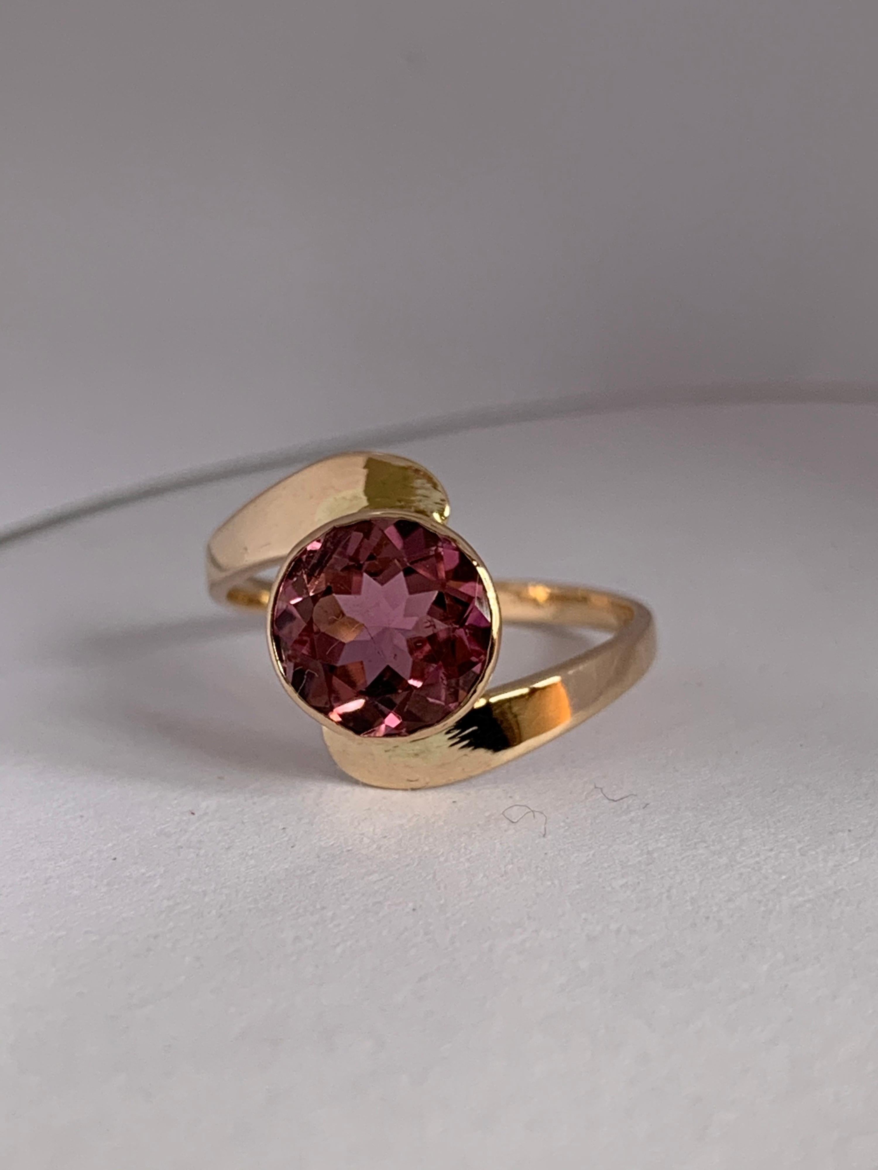 Contemporary 14K Yellow Gold Round Cut Pink Tourmaline Ring For Sale