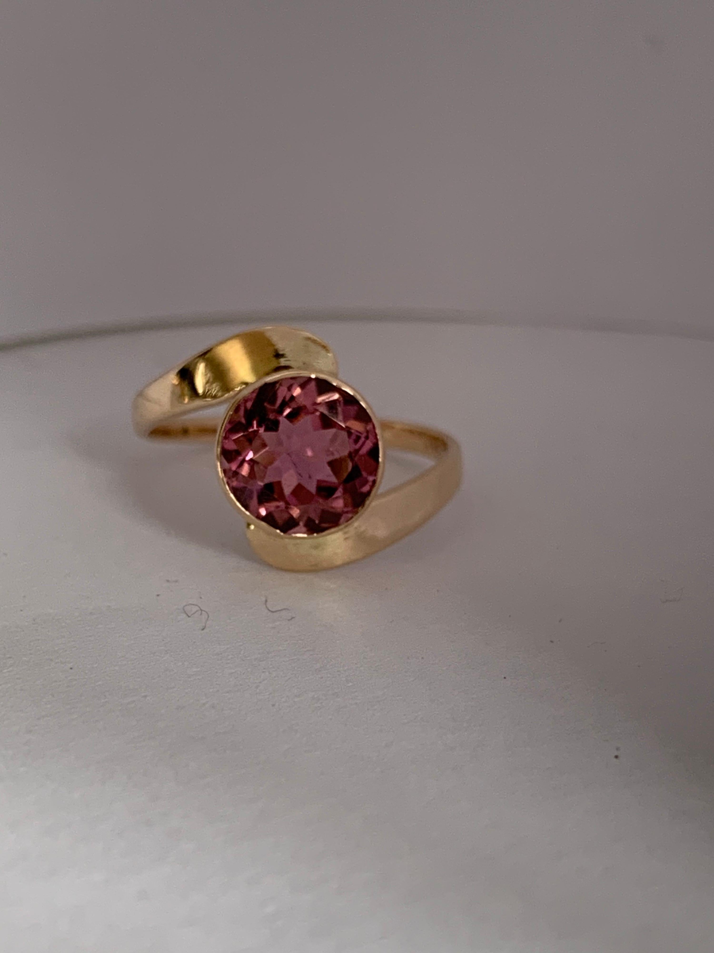 14K Yellow Gold Round Cut Pink Tourmaline Ring In New Condition For Sale In Trumbull, CT