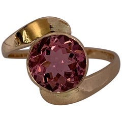 Ring aus 14 Karat Gelbgold mit rosa Turmalin im Rundschliff