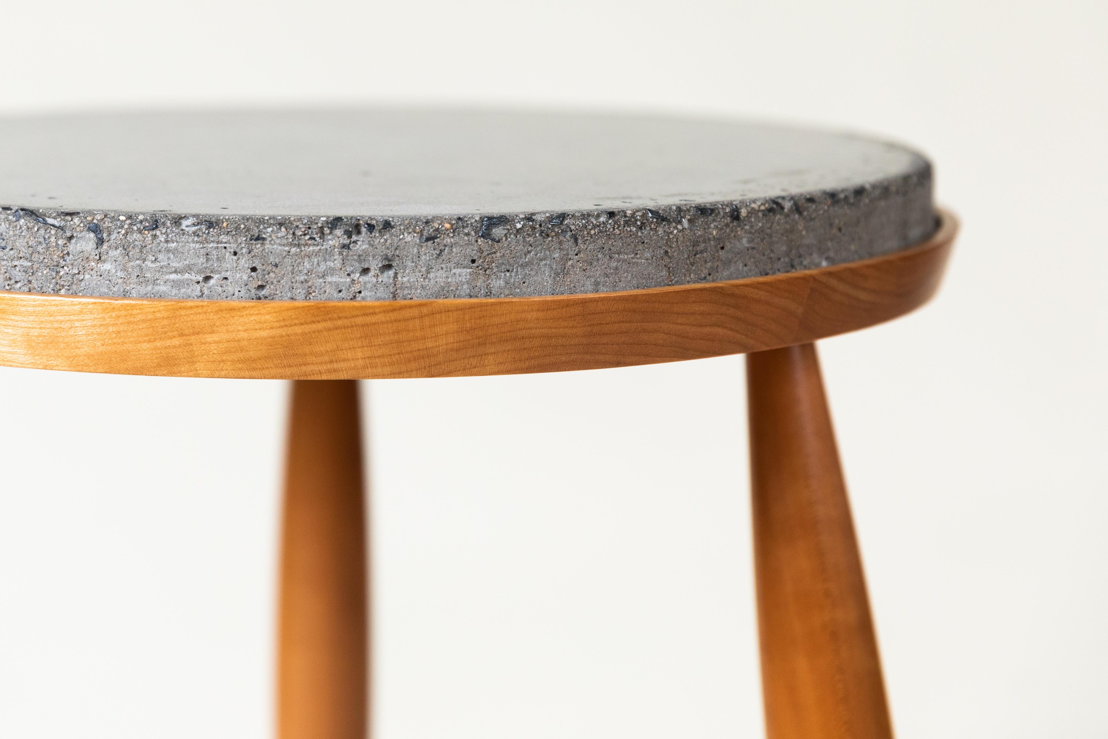 Américain Table d'appoint ronde pour plantes avec dessus en béton et pieds tournés en vente