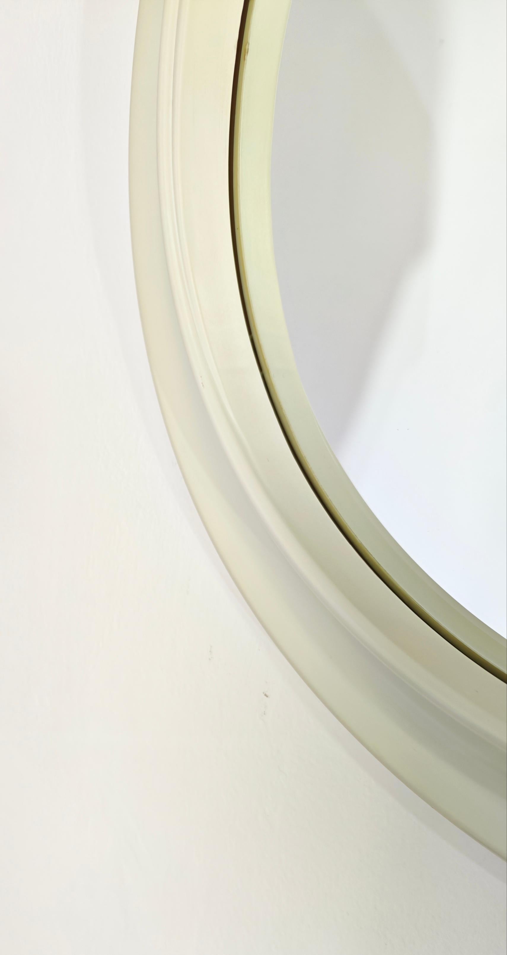 Plastic wall mirror by Carrara & Matta. Circular shape, off-white color. Made in Italy in the 70s. Please watch the video and photos carefully, thank you.

Weight: 5.300 kg
Diameter of mirrored glass: 50.5 cm

NOTE: We offer our customers an