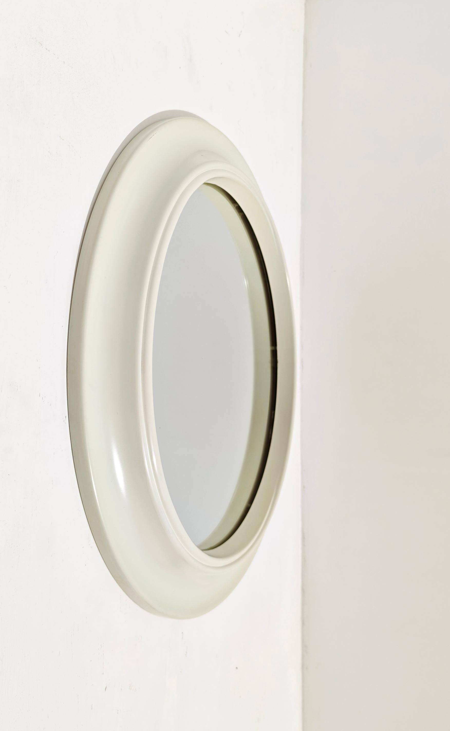 Mid-Century moderno Round Plastic Wall Mirror Carrara & Matta Design Italy 70s Mid-Century Modern in vendita