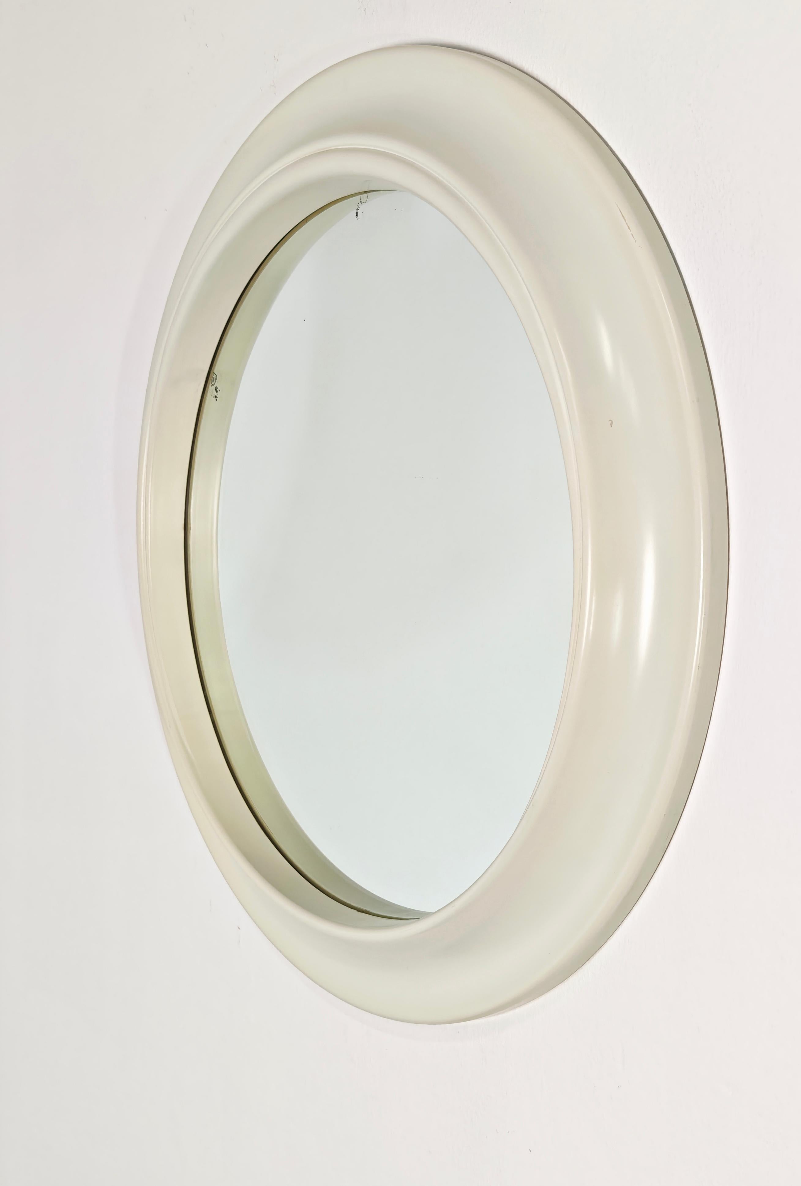 XX secolo Round Plastic Wall Mirror Carrara & Matta Design Italy 70s Mid-Century Modern in vendita